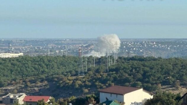 Heute Morgen gibt es in Sewastopol weitere Explosionen: dicker weißer Rauch steigt auf