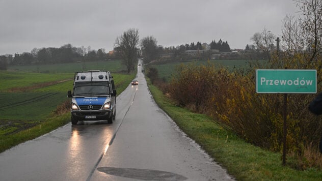 Die Rakete, die letzten Herbst in Przewoduwa einschlug, war der Ukrainer – Leiter des Justizministeriums von Polen“ />< /p> </p>
<p>Die Rakete, die im November 2022 im polnischen Dorf Przewodów einschlug, war ukrainischer Herkunft.</p>
<p>Dies gab der polnische Justizminister Zbigniew Zebro bekannt, schreibt PAP.</p>
<blockquote>
<p> — Die Staatsanwaltschaft führte eine Untersuchung durch und stellte in ihrer Schlussfolgerung klar fest, dass es sich bei der Rakete um eine ukrainische — noch aus sowjetischer oder russischer Produktion, — Sagte Zebro.</p>
</blockquote>
<p>Er bemerkte, dass der Abschussort und die Zugehörigkeit zu einer bestimmten Militärgruppe auch darauf hindeuten, dass die Rakete ukrainisch war.</p>
<p>Sie suchen jetzt </p>
<p>Nach Angaben des Ministers , Zusammenarbeit mit der ukrainischen Seite in dieser Frage „hat seit vielen Monaten nicht mehr stattgefunden“.</p>
<p><strong>Was über den Raketenabsturz in Polen bekannt ist</strong></p >
<p>Am 15. November 2022 wurde bekannt, dass im Dorf Przewodów im Osten Polens, nahe der Grenze zur Ukraine, eine Rakete abgestürzt ist. Vorausgegangen war ein weiterer massiver Raketenangriff der Russischen Föderation auf ukrainische Städte und Energieanlagen.</p>
<p>Die Rakete traf einen Getreidespeicher in Przewodów und tötete zwei Männer im Alter von 59 und 60 Jahren.</p>
<p>Versionen Die Parteien, bei denen es sich um eine Rakete handelte (ukrainisch oder russisch), unterschieden sich zunächst grundlegend. Beispielsweise erklärte Präsident Wladimir Selenskyj am 16. November, dass es keine ukrainische Rakete gewesen sei, die Polen getroffen habe.</p>
<p>Dann bemerkte der polnische Staatschef Andrzej Duda, dass dies unabhängig davon sei, ob die Rakete von der ukrainischen Luftverteidigung stammte oder von den Russen abgefeuert wurde Föderation, der Vorfall Der Kreml ist für den Beginn des Krieges verantwortlich.</p>
<p>Die Ukraine bestand darauf, dass sie sich an den Ermittlungen beteiligen und Zugang zum Ort des Raketenabsturzes in Polen erhalten wollte. Später tauchten Informationen auf, dass die polnische Staatsanwaltschaft einer Einbeziehung ukrainischer Strafverfolgungsbeamter in die Ermittlungen nicht zustimmen würde.</p>
</p></p>
<!-- relpost-thumb-wrapper --><div class=