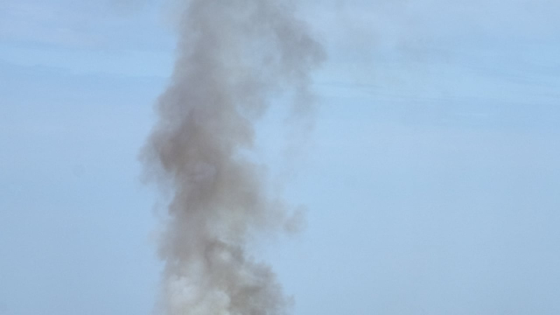 Dicker Rauch strömt aus: In Nowaja Kachowka kam es zu Explosionen