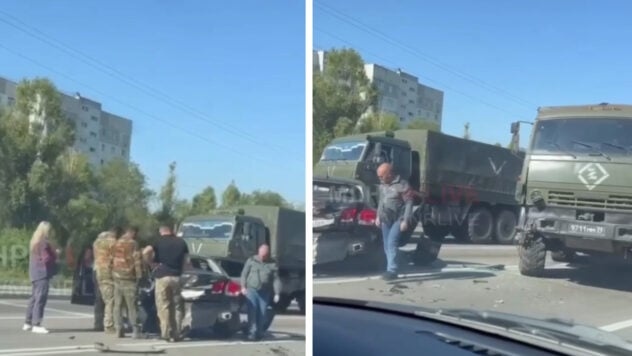 In Lugansk hat ein Besatzungslastwagen ein ziviles Auto auf der Straße zerquetscht