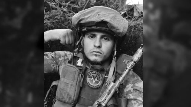 Er war der einzige Sohn in der Familie: der Vizemeister der Ukraine im Muay Thai Ryabenko starb an der Front“ /></p>
<p>Im Krieg mit den russischen Invasoren starb der Gewinner der ukrainischen Meisterschaft im Thaiboxen Muay Thai <strong>Egor Ryabenko.</strong></p>
<p >Über die schreckliche Nachricht wurde auf der Website des Ukrainischen Verbandes des Thaiboxens berichtet.</p>
<p><strong>Der 26-jährige Rjabenko diente im Asowschen Regiment</strong>und laut seinen Mitbrüdern -Waffen, führte Aufgaben aus, um die Eindringlinge in Richtung Lugansk einzudämmen.</p>
<p>Jetzt beobachten </p>
<p>Defender <strong>starb am 16. September während eines Kampfeinsatzes</strong>. Als er und seine Waffenbrüder in Stellung waren, gerieten sie unter Beschuss.</p>
<blockquote>
<p>— Leider traf eine der Granaten den Standort der Jungs, wodurch alle vier Verteidiger getötet wurden, — heißt es in der Nachricht.</p>
</blockquote>
<p><strong>Egor Ryabenko</strong> wurde am 17. Dezember 1996 geboren und war der einzige Sohn in der Familie. Er war Schüler der außerschulischen Bildungseinrichtung des Stadtpalastes für Kinder- und Jugendkreativität und des Sportvereins Pride.</p>
<p><img decoding=