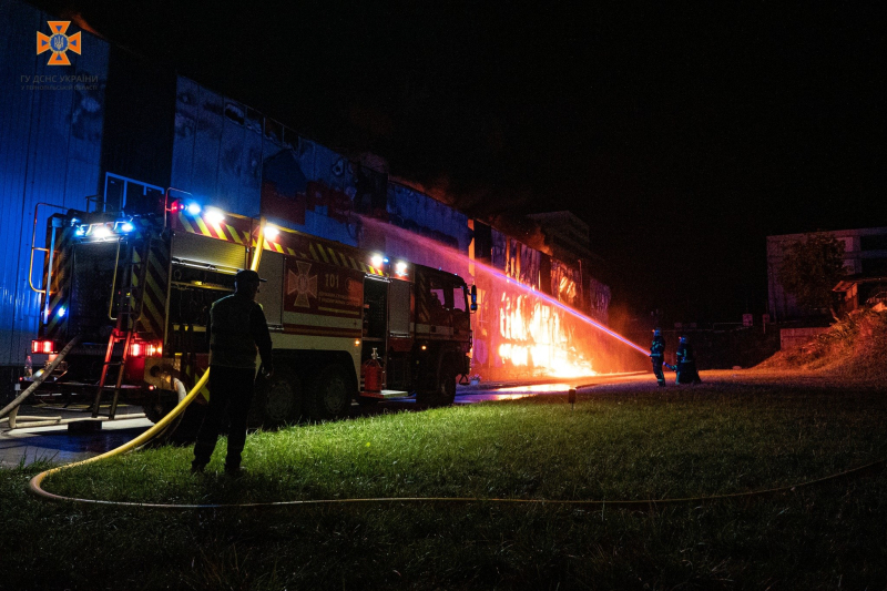 Der Rauch steigt immer noch: In Ternopil wird seit Nacht ein Feuer in einer Fabrik gelöscht