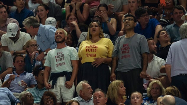 Öko-Aktivisten stoppten das Spiel der US Open 2024 – einer von ihnen klebte mit den Füßen daran floor