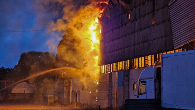 Brennen bis auf die Grundmauern: Beim Beschuss von Lemberg zerstörten die Eindringlinge ein Lagerhaus mit 300 Tonnen /></p>
<p>Bei einem nächtlichen Angriff von Shahed-Kamikaze-Drohnen auf Lemberg wurde ein Lagerhaus mit etwa 300 Tonnen humanitärer Hilfe zerstört.</p>
<p>Dies heißt es in einer Erklärung von Denise Brown, der humanitäre Koordinator des UN-Systems in der Ukraine.</p>
<p>Das Lager gehörte der Nichtregierungsorganisation Caritas-Spes (Caritas-Spes). Dies ist eine gemeinnützige Organisation, eine religiöse Mission der römisch-katholischen Kirche.</p>
<p>Wird gerade beobachtet </p>
<p>Laut Brown hat der russische Angriff das Lagerhaus bis auf die Grundmauern niedergebrannt.</p>
<blockquote>
<p>– Ich verurteile aufs Schärfste den russischen Angriff, der heute früh das Lagerhaus der Nichtregierungsorganisation Caritas-Spes in Lemberg zerstört hat. Diese lebenswichtige humanitäre Einrichtung, die etwa 300 Tonnen humanitäre Hilfe enthielt, brannte bis auf die Grundmauern nieder, — betonte Denise Brown.</p>
</blockquote>
<p>Sie stellte klar, dass die russischen Angriffe auf humanitäre Einrichtungen in der Ukraine im Laufe des Jahres häufiger geworden seien. Und sie wirken sich direkt auf diejenigen aus, die bereits unter der russischen Aggression leiden.</p>
<p>Brown erinnerte daran, dass humanitäre Helfer, Einrichtungen und Vermögenswerte durch das humanitäre Völkerrecht geschützt sind, das verbindlich ist. Direkte oder wahllose Angriffe auf sie sind strengstens verboten.</p>
<p>Die Organisation Caritas-Spes Ukraine teilte mit, dass die Drohnen der Besatzer ein Industrieunternehmen in Lemberg getroffen hätten, wo sich ein Lager für humanitäre Hilfe befand. Die Missionsmitarbeiter waren in Sicherheit, aber das Lagerhaus und alles darin brannten nieder.</p>
<p style=