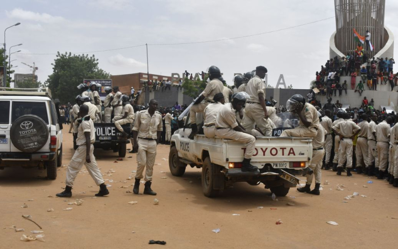 Hunta Niger beschloss, den französischen Botschafter sofort auszuweisen. /></p>
<p><strong>Zuerst forderten die Rebellen, dass Frankreich seinen Botschafter am 26. August aus dem Land verweisen solle, doch Paris weigerte sich, dem nachzukommen.</strong>< /p> </p>
<p>Nigers Oberster Gerichtshof hat beschlossen, den <strong>französischen</strong> Botschafter Sylvain Itta unverzüglich des Landes zu verweisen und ihm die diplomatische Immunität zu entziehen.</p>
<p>Dies wird von <strong >Bloomberg</strong> am Samstag.</p>
<p>Es wird berichtet, dass die Militärjunta, die die Macht im Land übernommen hatte, zunächst von Frankreich verlangte, dass sein Botschafter das Land am 26. August verlässt und ihm dafür 48 Stunden Zeit gibt. </p>
<p>Der französische Präsident Emmanuel Macron wiederum lehnte die Forderung der Militärrebellen in Niger ab und erkennt die Urheber des Putsches nicht als legitime Autorität an.</p>
<p>Gleichzeitig lehnte der Die Junta sagte, dass es Frankreich war, das „das Wiener Übereinkommen über diplomatische Beziehungen, einschließlich der Verletzung des Luftraums Niger, verletzt hat“.</p>
<p>Wir erinnern daran, dass zuvor berichtet wurde, dass die Militärjunta in Niger von Frankreich den Rückzug verlangt </p>
<p>Darüber hinaus haben wir zuvor berichtet, dass US-Außenminister Anthony Blinken sagte, dass <strong>die russische Terroristengruppe Wagner die Instabilität „ausnutzt“. in Niger</strong>.</p>
<h4>Verwandte Themen:</h4>
<p>Weitere Nachrichten</p>
<!-- relpost-thumb-wrapper --><div class=