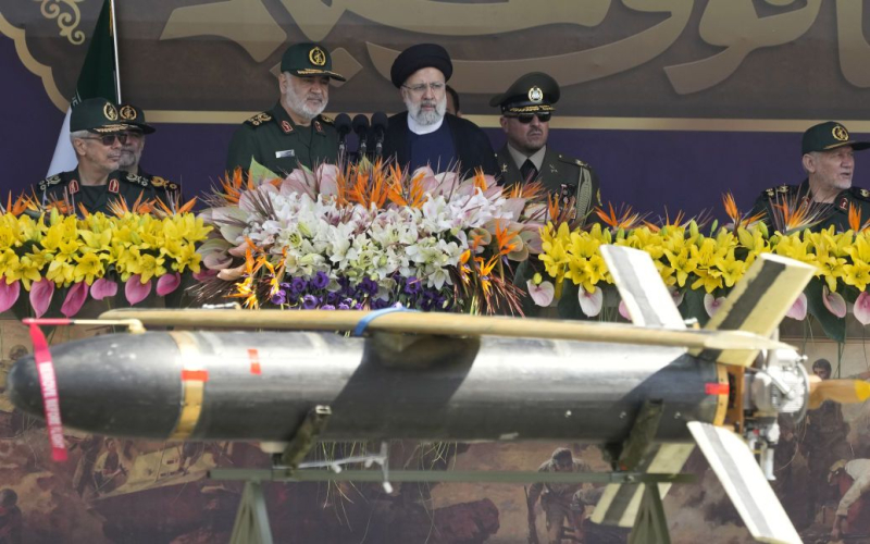 Iran rasselt mit dem Säbel: Die ‚Drohne mit der größten Reichweite der Welt‘ wurde bei der Parade gezeigt