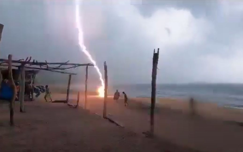 Blitz tötete zwei Menschen am Strand: Der schreckliche Moment wurde auf Video festgehalten