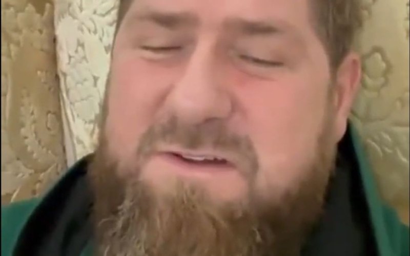 Nevzorov wies auf verdächtige Symptome hin Kadyrow-Krankheit“ /></p>
<p><strong>Es besteht die Möglichkeit einer Vergiftung des kremlfreundlichen Führers von Tschetschenien.</strong></p>
<p>Der russische Oppositionelle Alexander Nevzorov stellte fest, dass die Symptome von Die in den Medien geäußerten Krankheiten des tschetschenischen Führers Ramsan Kadyrow erinnern verdächtig an diejenigen, die Nawalny und die Familie Skripal hatten. In beiden Fällen wurde die Droge „Nowitschok“ gegen die Opfer des Putin-Regimes eingesetzt.</p>
<p>Darüber sprach er am Freitag, 15. September, in seinem Videoblog auf YouTube.</p>
<p> Seiner Meinung nach handelte es sich bei der Vergiftung Kadyrows nur auf den ersten Blick um eine unlogische Tat.</p>
<p>„Selbst Favoriten werden später zu Trägern absolut unnötiger Geheimnisse. Putin wird es als echter „Nordkoreaner“ immer tun.“ , ohne zu zögern, den treuesten Hund verschlingen… Bei der Kadyrow-Krankheit ist alles sehr vage“, bemerkte Nevzorov.</p>
<p>Gleichzeitig bemerkte der Publizist, dass die gesamte Diktatur von Ramsan Kadyrow darauf aufbaue ein Personenkult, und es wird nicht so einfach sein, schnell „eine neue, ebenso starke Diktatur zu schaffen, die Putin die Treue erklärt.“</p >
<p>„Was auch immer mit Kadyrow passiert, Putins Ruf macht es unmöglich, es nicht zu tun.“ „Ihn verdächtigen… Auf jeden Fall werden selbst loyale „Kadyrow-Leute“ einen schlechten Geschmack haben“, glaubt der russische Oppositionelle.</p>
<p> Erinnern wir uns daran, dass der russische Politologe und Publizist Alexej Luschnikow an den plötzlichen Tod glaubt des Führers von Russland-Tschetschenien, Ramsan Kadyrow, könnte zu einer großen politischen Katastrophe in der Russischen Föderation führen, in der die in den letzten 20 Jahren aufgebauten national-politischen Beziehungen zusammenzubrechen beginnen werden.</p>
<h4>Ähnliche Themen:</h4 >Weitere Neuigkeiten</p>
<!-- relpost-thumb-wrapper --><div class=