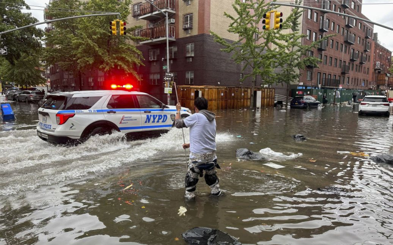 Neu York geht unter Wasser: Behörden rufen den Ausnahmezustand aus.“ /></p>
<p><strong>Beamte der Stadt warnten die Bewohner, äußerste Vorsicht walten zu lassen und in Notunterkünften zu bleiben.</strong></p>
<p>In einigen Fällen Teile von New York wurden von Überschwemmungen heimgesucht, da es in der ganzen Stadt weiterhin heftig regnete. In diesem Zusammenhang haben die Stadtbehörden den Ausnahmezustand ausgerufen.</p>
<p>Ukrinform schreibt darüber.</p>
<p>„Ich möchte allen Einwohnern von New York sagen, dass die Zeit für erhöhte Wachsamkeit gekommen ist.“ und äußerste Vorsicht“, wandte er sich an Bürgermeister Eric Adams: „Wenn Sie zu Hause sind, bleiben Sie zu Hause. Wenn Sie auf der Arbeit oder in der Schule sind, verstecken Sie sich. Einige U-Bahn-Stationen sind derzeit überflutet, was die Fortbewegung in der Stadt extrem erschwert.“ </p>
<blockquote class=