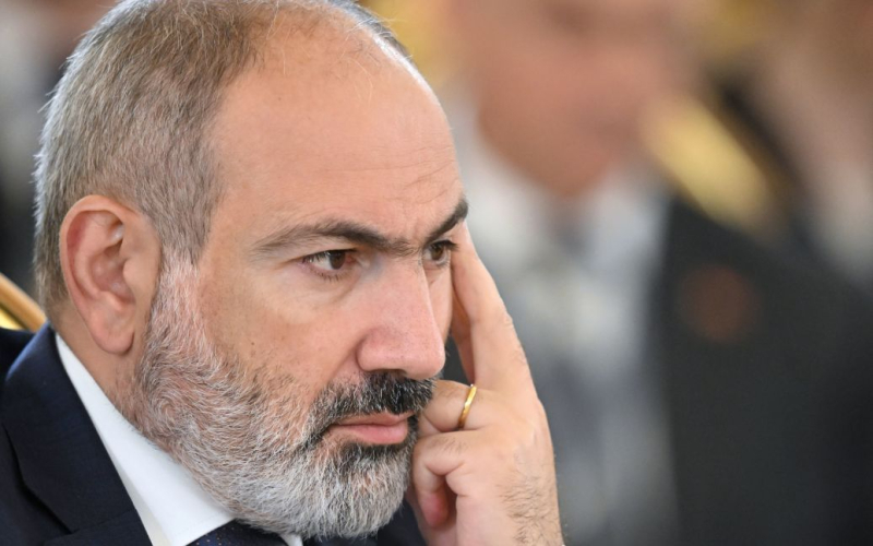 Pashinyan reagierte auf Beendigung der „Anti-Terror-Maßnahmen“ in Karabach“ /></p>
<p><strong>Eriwan betont, dass es notwendig sei, die Sicherheit der Armenier in Karabach zu gewährleisten.</strong></p>
<p>Prime Der armenische Minister Nikol Pashinyan kommentierte die Einstellung Aserbaidschans der „Anti-Terror-Maßnahmen“ in Karabach. Ja, er betonte, dass Eriwan nicht an der Vorbereitung von Vereinbarungen zwischen Baku und den „Behörden“ der nicht anerkannten Republik beteiligt war.</p>
<p>Die Aussage des armenischen Premierministers wird von News.am zitiert.</p>
<p>„Der Text erwähnt die Streitkräfte Armeniens und spricht von den in Karabach verbliebenen Einheiten der armenischen Streitkräfte. Erstens ist uns diese Tatsache nicht ganz klar, wenn wir wiederholt gesagt haben, dass Armenien seit August 2021 keine Armee mehr hat.“ in Karabach. Aber auf jeden Fall sind wir uns dieser Aussage und ihrer Akzeptanz durch die „Behörden“ von Karabach bewusst“, sagte der armenische Premierminister.</p>
<p>Laut Pashinyan ist es notwendig, dies sicherzustellen Sicherheit der Armenier in Karabach. Er äußerte die Hoffnung, dass russische „Friedenstruppen“ sich darum kümmern würden.</p>
<p>„Wir hoffen, dass das russische Friedenskontingent mit einem solchen Schritt seiner Verantwortung, gegen die wir gewisse Vorbehalte hatten, in vollem Umfang nachkommen wird“, betonte der armenische Premierminister.</p>
<p>Paschinjan sagte, Eriwan sei sich dessen bewusst ist passiert. Das Land wird die Entwicklungen weiterhin beobachten.</p>
<p>Erinnern Sie sich daran, dass die „Behörden“ der nicht anerkannten Republik am 20. September bekannt gegeben haben, dass Karabach das Feuer einstellt und seine Waffen niederlegt und Aserbaidschan die „Anti-Terror-Maßnahmen“ beendet Maßnahmen“</strong> – dies bestätigte das Verteidigungsministerium des Landes. Die Regierung des aserbaidschanischen Präsidenten Ilham Aliyev wird sich am 21. September in Yevlakh mit Vertretern der armenischen Bevölkerung Karabachs treffen, um Fragen der Wiedereingliederung zu besprechen.</p>
<p>Am Tag zuvor, dem 19. September, <strong>Baku begann „anti- Terrormaßnahmen“ in Karabach.</strong> Am Morgen wurden dort zwei Sprengsätze gezündet, die aserbaidschanische Seite behauptet, die armenischen Truppen hätten mit Artilleriebeschuss auf Stellungen der aserbaidschanischen Streitkräfte begonnen.</p>
<h4>Ähnliche Themen :</h4>
<p>Weitere Neuigkeiten</p>
<!-- relpost-thumb-wrapper --><div class=