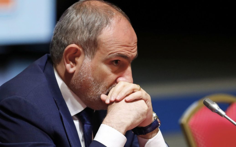 Pashinyan sagte: Wird Armenien für Karabach kämpfen? /></p>
<p><strong>Darüber hinaus äußerte der armenische Premierminister erneut Kritik an den russischen „Friedenstruppen“. in Karabach.</strong></p>
<p>Der armenische Ministerpräsident Nikol Pashinyan sagte, sein Land werde nicht für Berg-Karabach kämpfen.</p>
<p>Dies erklärte er in einer direkten Ansprache an seine Landsleute. </p>
<p>„Armenien beteiligt sich nicht an Militäroperationen. Wir werden keine überstürzten Maßnahmen ergreifen“, sagte Paschinjan.</p>
<p>Er beschuldigte Aserbaidschan, versucht zu haben, Armenien in den Krieg hineinzuziehen. Laut Pashinyan führt Baku eine Bodenoperation zur „ethnischen Säuberung“ der armenischen Bevölkerung in der Region durch.</p>
<p>Darüber hinaus äußerte der armenische Premierminister erneut Kritik an den russischen „Friedenstruppen“ in Karabach.</p>
<p>Für Eriwan sei die Nachricht Aserbaidschans, dass Baku Moskau über den Beginn einer Militäroperation in Berg-Karabach informiert habe, seltsam gewesen. „Tatsache ist, dass wir von unseren Kollegen in Russland keine Informationen über diese Aktionen erhalten haben“, bemerkte Paschinjan.</p>
<p>„Wir glauben, dass erstens die russischen Friedenstruppen Maßnahmen ergreifen müssen. Zweitens erwarten wir Maßnahmen vom UN-Sicherheitsrat“, fügte er hinzu.</p>
<h2>Armenien versichert, dass seine Truppen nicht in Karabach sind</h2 > < p>Das armenische Verteidigungsministerium hat versichert, dass es keine armenische Armee auf dem Territorium von Berg-Karabach gibt.</p>
<p>„Sowohl in der Vergangenheit als auch heute gibt es in aserbaidschanischen Quellen eine falsche Aussage, dass es in Berg-Karabach Einheiten der armenischen Streitkräfte, militärische Ausrüstung und Personal gibt. Wir erklären, dass die Republik Armenien in Berg-Karabach keine Armee hat.“ Karabach“, teilte das Ministerium mit.< /p> </p>
<p>Paschinjan sagte dasselbe.</p>
<p>Unterdessen versammeln sich Demonstranten im Zentrum von Eriwan und fordern, dass Paschinjan seine Landsleute in Berg-Karabach beschützt. Demonstranten rufen „Nikol, der Verräter“ und „Arzach“.</p>
<p>Im Gegenzug appellierten die Behörden der nicht anerkannten „Republik Berg-Karabach“ an Aserbaidschan, die Kämpfe einzustellen und sich an den Verhandlungstisch zu setzen.< /p> </p>
<p>Putins Sprecher Dmitri Peskow sagte, er habe „keine Informationen darüber, dass in Berg-Karabach etwas passiert ist, das das Leben russischer Friedenstruppen bedroht.“</p>
<p>Wir möchten Sie heute, im September, daran erinnern 19 kündigte das aserbaidschanische Verteidigungsministerium den Beginn „lokaler Anti-Terror-Maßnahmen“ in Berg-Karabach an. In der Region sind Artillerie- und Explosionsgeräusche zu hören.</p>
<p>TSN.ua hat Informationen darüber gesammelt, warum Aserbaidschan und Armenien um Berg-Karabach streiten.</p>
<p><u><strong> Lesen Sie auch:</strong> </u></p>
<h4>Ähnliche Themen:</h4>
<p>Weitere Neuigkeiten</p>
<!-- relpost-thumb-wrapper --><div class=