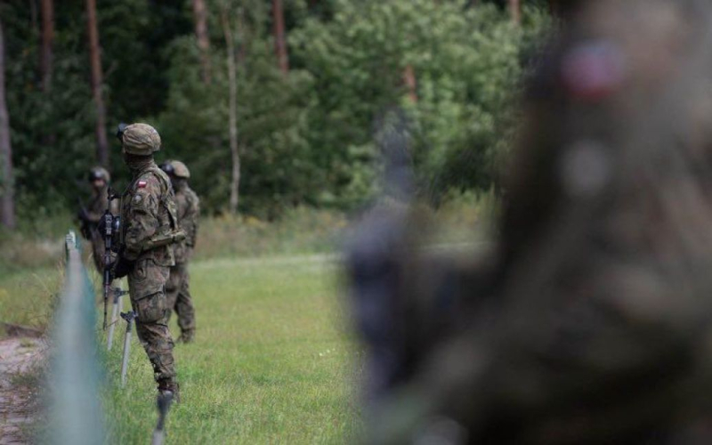 Polen geht eine Mauer an der Grenze zu Russland zu bauen“ /></p>
<p><strong>Die polnischen Behörden beschlossen, zunächst ein Perimetersystem für den elektronischen Grenzschutz zu schaffen und dann eine echte Mauer mit der Russischen Föderation zu errichten.</strong ></p>
<p>Polen beabsichtigt, in naher Zukunft eine Mauer mit Russland, einschließlich der Region Kaliningrad, zu errichten.</p>
<p>Dies erklärte der polnische Ministerpräsident Mateusz Morawiecki, berichtet Radio Olsztyn.</p>
<p>„Wir haben angekündigt, dass wir zunächst mit dem Aufbau eines Perimetersystems für den elektronischen Grenzschutz beginnen. Anschließend werden wir in einzelnen Abschnitten und letztendlich entlang der gesamten Länge der Grenze zur Region Königsberg – der ehemaligen Region Kaliningrad – eine entsprechende physische Barriere errichten.“ „, sagte er.</p>
<p>Es sei darauf hingewiesen, dass Polen bereits im April mit dem Bau begonnen hat. Das System wird aus mehr als 3.000 Kameras und 200 Kilometern Ortungskabeln bestehen, die etwa 199 Kilometer vom Überwachungszentrum am Sitz des Ermland-Masurischen Grenzamtes in Kętrzyn entfernt installiert wurden.</p>
<p>Wir möchten Ich möchte Sie daran erinnern, dass die polnischen Behörden ab dem 17. September im Anschluss an die EU-Länder die Einfahrt von in Russland zugelassenen Personenkraftwagen in ihr Hoheitsgebiet verbieten werden.</p>
<h4>Ähnliche Themen:</h4>
<p>Weitere Nachrichten</p>
<!-- relpost-thumb-wrapper --><div class=