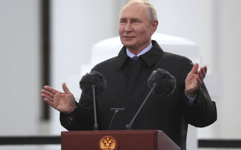 Putin überraschte mit " Verluste der Ukraine „während der Gegenoffensive“ /></p>
<p><strong>Putin entschuldigte sich auch damit, dass es den Anschein habe, als hätten US-Streumunition „keine Wirkung auf das Schlachtfeld gehabt“.</strong></p>
<p>< p>Der russische Diktator Wladimir Putin sagte, dass die Ukraine während der Gegenoffensive angeblich „ein halbes Tausend Panzer und 18.000 gepanzerte Fahrzeuge“ verloren habe.</p>
<p>Dies sagte der Chef während des Wirtschaftsforums in Wladiwostok, berichten russische Propagandisten.</p>
<p >Der Kremlchef nannte solche Rüstungszahlen, dass die Ukraine selbst nicht einmal vermutete, dass sie über eine solche Menge an Ausrüstung verfügte. Er gab an, dass die ukrainische Armee während der Offensive angeblich „71.000 Menschen, 543 Panzer und etwa 18.000 gepanzerte Fahrzeuge“ verloren habe.</strong></p>
<p>Darüber hinaus begann er, sich zu rechtfertigen dass der angebliche Cluster der in die USA transferierten Munition keine Auswirkungen auf den Einsatzort an der Front hatte. Es sei daran erinnert, dass der Kreml mit der Lieferung dieser Waffen Amerika bedrohte.</p>
<p>Putin ist auch zuversichtlich, dass die Lieferung von F-16-Kampfflugzeugen ebenfalls keinerlei Auswirkungen auf das Schlachtfeld haben wird.</p >
<p>Denken Sie daran, dass die Streitkräfte der Ukraine über jeden in der Taurischen Richtung berichten.</p>
<p><strong>▶ Auf dem YouTube-Kanal von TSN können Sie das Video unter diesem Link ansehen: Sind sie auf der Suche nach einem Ersatz für Putin?! Was ist passiert?</strong></p>
<h4>Ähnliche Themen:</h4>
<p>Weitere Neuigkeiten</p>
<!-- relpost-thumb-wrapper --><div class=