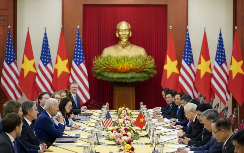 USA und Vietnam sind zu strategischen Partnern geworden: Ein historisches Abkommen wurde unterzeichnet.“ /></p>
<p><strong>Beide Länder sind mit zunehmenden Spannungen mit China konfrontiert.</strong></p>
<p>Am Sonntag Am 10. September unterzeichneten US-Präsident Joe Biden und der vietnamesische Staatschef Nguyen Phu Trong ein Abkommen, das die Beziehungen zwischen den beiden Ländern auf die Ebene einer strategischen Partnerschaft erhebt. Eine solche Zusammenarbeit ist ein neuer Schritt vorwärts im US-Plan zur Konfrontation mit China.</p>
<p>Dies wurde von Reuters berichtet.</p>
<h2><strong>Historischer Besuch</strong></h2>
<p >Ein halbes Jahrhundert nach dem langen und brutalen Konflikt im Kalten Krieg traf US-Präsident Joe Biden zu einer von der regierenden Kommunistischen Partei Vietnams ausgerichteten Zeremonie in Hanoi ein, bei der Schulkinder amerikanische Flaggen schwenkten und eine Ehrengarde den amerikanischen Führer salutierte.</p>
<p>Der 79-jährige Generalsekretär der Kommunistischen Partei Nguyen Phu Trong begrüßte den 80-jährigen US-Präsidenten im Parteihauptquartier und sagte: „Sie sind keinen Tag gealtert und ich würde sagen, Sie sehen noch besser aus als zuvor.“ </p>
<p>Nach dem Treffen in Hanoi sagte Biden gegenüber Reportern, dass die Partnerschaft mit Vietnam Teil des Wunsches sei, „unseren indopazifischen Partnern und der Welt zu zeigen, dass die Vereinigten Staaten eine pazifische Nation sind und wir nirgendwo hingehen.“ </p >
<h2><strong>Welche Bedeutung hat das Abkommen zwischen den USA und Vietnam?</strong></h2>
<p>In der Praxis zielt die Vereinbarung darauf ab, die Halbleiterproduktion in Vietnam zu steigern, das sich bereits als wichtiges regionales Produktionszentrum etabliert hat und von einigen US-Unternehmen wie Intel als alternative Produktionsrichtung zu China angesehen wird.</p>
<p> < p>Biden betrachtet die Produktion von Mikroprozessoren als ein zentrales Thema für die US-Wirtschaft und Sicherheit, insbesondere angesichts der erheblichen Marktbeherrschung Chinas und des Potenzials für Unterbrechungen der Lieferkette.</p>
<p>Gleichzeitig bedeutet die Unterzeichnung des Abkommens nicht, dass Hanoi ein treuer Verbündeter Washingtons wird, da Vietnam eine Außenpolitik des Gleichgewichts zwischen großen Staaten pflegt, die als „Bambusdiplomatie“ bekannt ist – das asiatische Land schwankt je nach Situation hin und her zu den Umständen.< /p> </p>
<p>Vietnam hat seit 1988 ein „umfassendes strategisches Partnerschaftsabkommen“ mit China und schloss 2001 ein ähnliches Abkommen mit Russland.</p>
<h2><strong>Was bedeutet China hat damit zu tun</strong> </h2>
<p>Die Vereinigten Staaten und Vietnam sind zu strategischen Partnern geworden, und das in einer Zeit, in der beide Länder mit zunehmenden Spannungen mit China konfrontiert sind.</p>
<p>Insbesondere die Ansichten von Biden Peking ist der größte Konkurrent der Vereinigten Staaten, während Vietnam einen Territorialstreit mit China über die Souveränität zweier Archipele im Südchinesischen Meer hat, der manchmal zu Zwischenfällen zwischen vietnamesischen Fischereifahrzeugen und chinesischen Patrouillenschiffen führt.</p>
<p>Denken Sie daran US-Präsident Joe Biden sagte kürzlich, dass die wirtschaftliche Abschwächung in China jeglichen Wunsch Pekings, in Taiwan einzumarschieren, schwächen könnte.</p>
<h4>Verwandte Themen:</h4>
<p>Weitere Nachrichten</p>
<!-- relpost-thumb-wrapper --><div class=