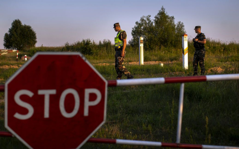 Die baltischen Länder haben die Einfahrt für Autos mit russischen Nummernschildern verboten“ /></p>
<p><strong>Die Länder setzen die Empfehlungen der Europäischen Kommission um.</strong></p>
<p>Estland, nach Litauen und Lettland, hat sich dem Verbot angeschlossen, Autos mit Nummernschildern des Aggressorlandes <strong>Russland</strong> zuzulassen.</p>
<p>Dies gab der estnische Außenminister Margus Tsahkna am 13. September bekannt.</p>
<p>Gemäß Ihm zufolge „dürfen sie (Autos – Anm. d. Red.) die Privilegien, die die Freiheit bieten kann, nicht genießen, bis die Ukraine den Sieg erringt.“</p>
<p>Damit wird Tallinn die Empfehlungen der Europäischen Kommission umsetzen: wenn ein Auto mit Wenn Nummernschilder der Russischen Föderation an der Grenze eintreffen, wird der Besitzer gezwungen, ohne Auto zurückzukehren oder die Grenze zu überqueren. Gleichzeitig wird Estland weiterhin Fahrzeuge mit russischen Nummernschildern produzieren.</p>
<p>Es sei darauf hingewiesen, dass die Europäische Kommission am 8. September die Sanktionen gegen die Russische Föderation verlängert hat. Das Dokument stellt fest, dass es sich nach EU-Standards um einen illegalen Import handelt, wenn russische Staatsbürger in Fahrzeuge mit russischem Nummernschild einsteigen. Aus diesem Grund haben Länder das Recht, Autos, Smartphones, andere Ausrüstungsgegenstände und Wertgegenstände von denjenigen zu beschlagnahmen, die gegen das Einreiseverbot verstoßen.</p>
<p>Wie berichtet, <strong>Litauen wird Autos mit russischem Kennzeichen beschlagnahmen, die in das Land eingeführt werden </strong>. Die Sanktionen gelten für in Russland zugelassene Autos und Autos mit russischen Nummernschildern.</p>
<h4>Verwandte Themen:</h4>
<p>Weitere Nachrichten</p>
<!-- relpost-thumb-wrapper --><div class=