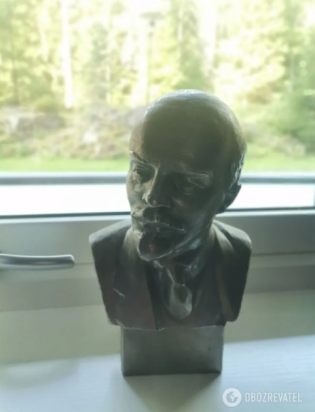  Eine Ukrainerin in Oslo hat versehentlich Putins Wohnung gemietet: So sieht sie aus (Foto)“ /></p>
<p>In der Wohnung fand sie auf dem Fensterbrett eine Lenin-Statuette und andere Attribute der Russischen Föderation.</p >
<p>„Ich checkte spät abends ein und was war meine Überraschung, als ich das Bett ausbreitete und es ein Bett mit Nistpuppen gab. Am Morgen, nachdem ich Kaffee gekocht und die Vorhänge im Wohnzimmer geöffnet hatte, „Ich sah … Lenin, der mich von der Fensterbank aus in seiner Bronzeskulptur ansah“, sagte die Frau. </p>
<p>Der Eigentümer antwortete trotzig nicht auf die Nachricht des schockierten Mieters, was ihm seltsam und respektlos vorkam die Ukrainer.</p>
<p>Nur falsch, und zwar nicht, weil ich Ukrainer bin, sondern weil es inakzeptabel ist, die Kultur eines Aggressors zu fördern, der seit 1,5 Jahren Krieg in der Mitte Europas führt“, sagte Irena. </p>
<p>Wir erinnern daran, dass in Finnland einer der Anführer der Neonazi-Gruppe „Rusich“ Petrovsky, der gegen die Ukraine kämpfte, festgenommen wurde.</p>
<h4>Verwandte Themen:</h4>
<p>Weitere Nachrichten</p>
<!-- relpost-thumb-wrapper --><div class=