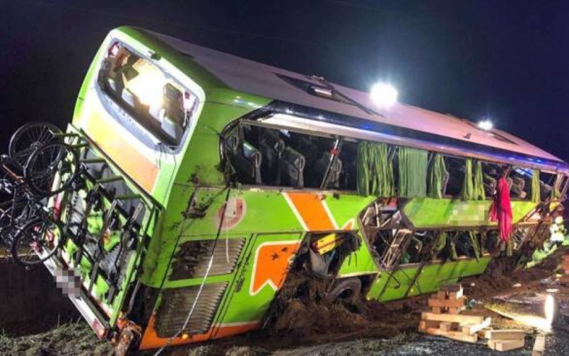 In In Österreich kippte ein Bus mit Fahrgästen um – Ukrainer wurden verletzt (Foto)“ /></p>
<p><strong>In Österreich kippte ein Bus zur internationalen Personenbeförderung um.</strong></p>
<p >In<strong>Österreich</strong>in der Nähe des Dorfes Micheldorf kam es am Morgen des 19. September zu einem Unfall mit einem Bus im internationalen Verkehr. Ein Todesfall und Dutzende Verletzte sind bekannt, darunter auch Bürger der Ukraine.</p>
<p>APA schreibt darüber.</p>
<p>Ein Doppeldeckerbus mit 40 Passagieren und zwei Fahrern war von Berlin über Linz unterwegs nach Triest, als er gegen 4:45 Uhr von der Straße abkam und auf die Seite über den Zaun fuhr.</p>
<p><img decoding=