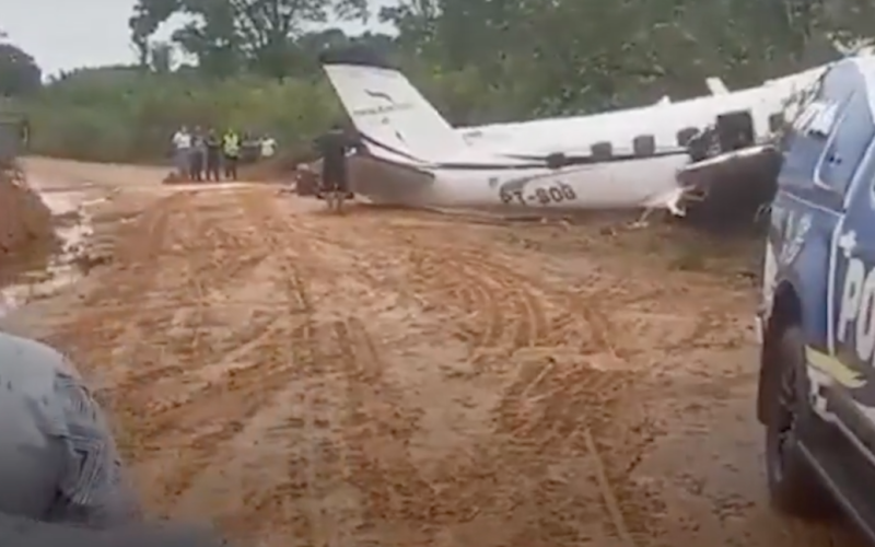 B Ein Flugzeug mit Touristen an Bord stürzte in Brasilien ab – niemand überlebte“ /></p>
<p><strong>Ein Charterflugzeug mit Touristen an Bord stürzte in Brasilien ab.</strong></p>
<p>In <strong> Brasilien< /strong>, Provinz Barcelos, Amazonasstaat, am Abend des 16. September stürzte ein Charterflugzeug mit Touristen ab, wobei alle 14 Menschen ums Leben kamen.</p>
<p>CNN schreibt darüber.</p>
<p> Es ist bekannt, dass es 12 Touristen und zwei Piloten waren. Manaus Aerotaxi hat eine Erklärung veröffentlicht, in der es heißt, dass es eine Untersuchung eingeleitet hat, aber noch keine Einzelheiten zum Absturz bekannt gegeben hat.</p>
<p>„Wir freuen uns darauf, die Privatsphäre der Beteiligten in dieser schwierigen Zeit zu respektieren und sind darauf vorbereitet.“ Stellen Sie alle notwendigen Informationen und Aktualisierungen zur Verfügung, während wir mit den Ermittlungen fortfahren.“ Die Passagiere des Flugzeugs waren auf dem Weg zu einem Ort zum Freizeitfischen, und der Unfall könnte auf schlechtes Wetter zurückzuführen sein – es regnete während der Landung stark.</p>
<p>Erinnern Sie sich daran, dass<strong>in Italien ein 5-Jahres- Altes Mädchen starb nach Absturz eines Militärflugzeugs (Video).</strong></p>
<h4>Verwandte Themen:</h4>
<p>Weitere Nachrichten</p>
<!-- relpost-thumb-wrapper --><div class=