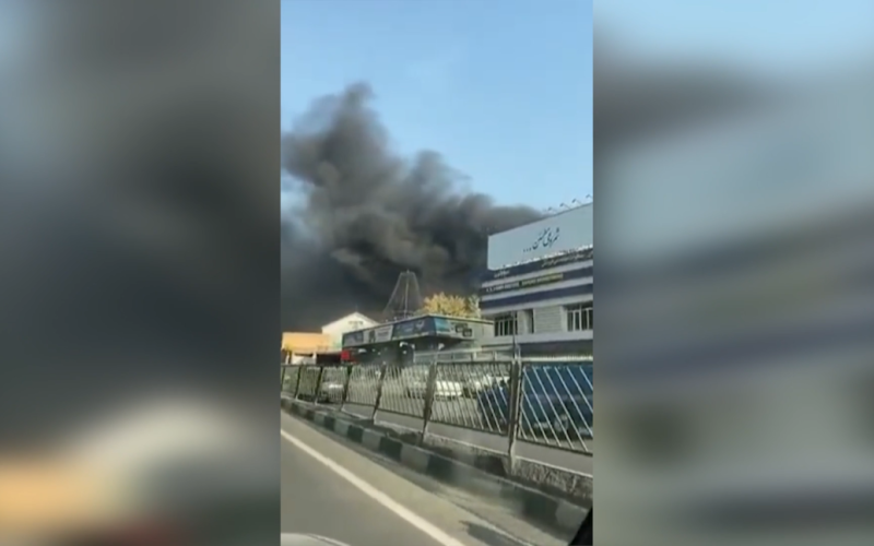 Im Iran aufgetreten Brand in einer Fabrik des Verteidigungsministeriums: Video“ /></p>
<p><strong>Iranische Staatsmedien berichten von einem Brand in einem Lagerhaus für Plastikmüll.</strong></p>
<p>Am Donnerstag, 28. September In der iranischen Hauptstadt Teheran brach in einer der Fabriken, die dem Verteidigungsministerium des Landes unterstehen, ein Feuer aus.</p>
<p>Das entsprechende Video wird in sozialen Netzwerken veröffentlicht.</p>
<p >Das veröffentlichte Filmmaterial zeigt eine schwarze Rauchsäule, die im Norden der iranischen Hauptstadt in den Himmel steigt.</p>
<p>Kommentare deuten darauf hin, dass das Feuer in einer UAV-Produktionsanlage oder in einem der Lager für Militärprodukte ausgebrochen ist .</p>
<p>Wie die AP unter Berufung auf iranische Staatsmedien berichtet, kam es jedoch zu einer Explosion und einem Brand in einer Autobatteriefabrik. Der Brand ereignete sich in einem Lager für Kunststoffabfälle.</p>
<p>Bei dem Brand, der sich in diesem Unternehmen zum zweiten Mal in weniger als einer Woche ereignete, wurde nach offiziellen Angaben niemand verletzt.</p>
<p> < p>Die Nachrichtenagentur stellte fest, dass die reguläre iranische Armee und ihre paramilitärischen Revolutionsgarden mehrere Fabriken im ganzen Land betreiben, von denen viele zivile Güter produzieren.</p>
<p>Der Iran unterliegt seit langem strengen westlichen Sanktionen, die den Import von verhindern eine Vielzahl von Geräten und Ersatzteilen, was sie dazu zwingt, eigene Geräte herzustellen oder diese auf dem Schwarzmarkt zu kaufen. Dies hat wahrscheinlich dazu geführt, dass Arbeitsunfälle häufiger vorkommen.</p>
<p>Erinnern Sie sich daran, dass in der Nacht des 29. Januar 2023 in sozialen Netzwerken zahlreiche Informationen über Explosionen in Drohnenproduktionsanlagen, Ölraffinerien und Militärstützpunkten im Iran auftauchten.</p >
<h4>Verwandte Themen:</h4>
<p>Weitere Neuigkeiten</p>
<!-- relpost-thumb-wrapper --><div class=