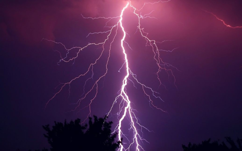 В In Spanien wächst die Zahl der Opfer eines starken Sturms, der das Land erfasste strong>Spanien</strong> aus – Bei einem heftigen Sturm kamen bereits fünf Menschen ums Leben und es kam zu großen Zerstörungen.</p>
<p>Das berichtet <strong>DPA</strong>.</p>
<p>Lokale Behörden berichten, dass am Montag in der Provinz Toledo, südlich von Madrid, die Leichen von drei Männern gefunden wurden. Die Leiche eines Verstorbenen wurde in einem Garagenaufzug gefunden, die andere in einem Auto. Außerdem wurde die Leiche eines 50-jährigen Mannes aus dem Abfluss geborgen.</p>
<p>Zwei weitere Männer im Alter von 31 und 34 Jahren starben, als sie versuchten, in eine Schlucht im Nordosten Spaniens zu gelangen.< /p> </p>
<p>Die Behörden suchen nach einem Mann, der am Sonntagabend mit seiner Frau und seinen beiden Kindern in der Region Madrid unterwegs war. Das Auto der Familie wurde vom überfließenden Fluss Alberche mitgerissen. Frau und Tochter konnten fliehen, und der Sohn saß mehrere Stunden lang auf einem Baum, von wo er von Rettern evakuiert wurde.</p>
<p>Spanien wurde am Wochenende von schlechtem Wetter mit starken Winden und starkem Regen heimgesucht , Blitz und Hagel. In der katalanischen Gemeinde Alcanar fielen am Sonntag nach Angaben des Wetterdienstes 215 Millimeter Regen. Am Montag wirkten sich die Folgen des Sturms in Madrid weiterhin auf die Arbeit der U-Bahn und des Verkehrs aus.</p>
<p>Zuvor wurde bereits berichtet, dass <strong>ein Waldbrand auf Teneriffa, Spanien, sich fünfmal ausgebreitet hat: das Feuer ist außer Kontrolle</strong>.</p>
<p>Außerdem haben wir zuvor berichtet, dass <strong>ein Mann mit einem Hund in einen Sturm geriet und zwei Monate lang mitten im Meer strandete </strong>.</p>
<h4>Verwandte Themen:</h4>
<p>Weitere Neuigkeiten</p>
<!-- relpost-thumb-wrapper --><div class=