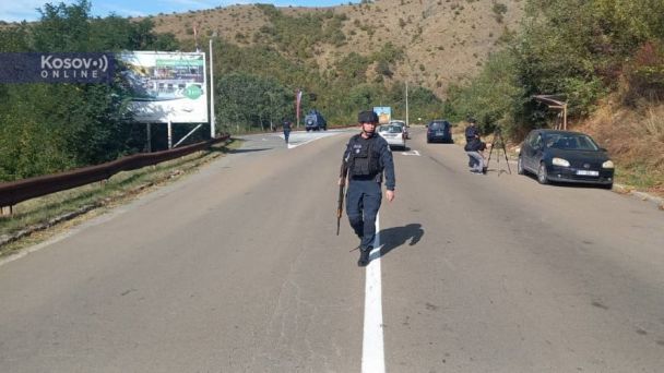  Im Kosovo wurde ein Polizist getötet: Das teilweise anerkannte Land ist erneut unruhig.“ /></p>
<p>„Wir sprechen hier nicht von Bauern aus dem Gebiet der nördlichen Gemeinde, sondern von Profis in Masken und Uniformen.“ und mit großkalibrigen Waffen, die kamen, um den Kosovo zu destabilisieren und auf dem Territorium unserer Republik zu kämpfen“, sagte Kurti.</p>
<p>Die kosovarische Polizei stellte klar, dass die Einsatzabteilung der Grenzpolizei nachts auf der Brücke am Eingang des Dorfes Banskoe zwei Lastwagen ohne Nummernschilder bemerkte, die die Durchfahrt in das Dorf blockierten.</p>
<p>Als die Polizei Als sie diesen Ort erreichten, „stießen sie auf Widerstand“, zwei Polizeibeamte seien verletzt worden, teilte die kosovarische Polizei in einem Facebook-Beitrag mit. Sie wurden in das regionale Krankenhaus in Süd-Mitrovica gebracht, wo Ärzte den schwer verletzten Polizisten für tot erklärten.</p>
<p>Wie die Balkan-Publikation Kurir schreibt, ist nach inoffiziellen Informationen derzeit die Einreise in den Kosovo über die Kontrollpunkte Jarinja und Brnjak verboten, es gibt keine Ausreisebeschränkungen.</p>
<p>Kosovo online fügt das an der Wende hinzu In Banjsk gibt es viele gepanzerte Fahrzeuge der Kosovo-Spezialeinheiten (ROSU).</p>
<p>Der Leiter der EU-Sondermission EULEX, Giovanni Pietro Barbano, traf auf der Polizeistation in Nord-Mitrovica ein.</p>
<h2 >Bewaffnete Menschen brachen in ein orthodoxes Kloster ein</h2>
<p>Die Rasko-Prizren-Diözese der Serbisch-Orthodoxen Kirche veröffentlichte eine Erklärung, in der es hieß, dass eine Gruppe maskierter bewaffneter Männer in gepanzerten Fahrzeugen in ihr Kloster im Dorf Bansko im Norden Kosovos eingebrochen sei.</p>
<p>„Demnach Den neuesten Informationen zufolge brach eine Gruppe maskierter bewaffneter Männer mit gepanzerten Fahrzeugen in das Kloster selbst ein und brach dabei die geschlossenen Tore des Klosters auf. Aus Sicherheitsgründen schlossen sich die Brüder des Klosters und die Gläubigen in den Wohnräumen ein. Das Kloster Der Tempel ist ebenfalls verschlossen. Bewaffnete Menschen in Masken bewegen sich im Hof. In regelmäßigen Abständen sind Schüsse zu hören“, heißt es in der Nachricht. </p>
<h2>Kosovo beschuldigt Serbien</h2>
<p>Premierminister Albin Kurti machte Serbien für den Angriff verantwortlich.</p>
<p>„Das organisierte Verbrechen greift mit der politischen, finanziellen und logischen Unterstützung des offiziellen Belgrads unseren Staat an“, sagte er schrieb.</p >
<p>Im Gegenzug kündigte der serbische Präsident Aleksandar Vucic an, dass er heute seine Bürger über die Vorfälle im Norden des Kosovo informieren werde.</p>
<p>Erinnern wir uns an die jüngsten Unruhen im Norden Im Mai dieses Jahres kam es zur Zerstörung des überwiegend von ethnischen Serben bevölkerten Kosovo. Dann wurden NATO-Friedenstruppen gezwungen, in den Konflikt einzugreifen.</p>
<p><em>Zur Information: Infolge des Krieges zwischen Serben und Albanern im Jahr 1999 geriet der Kosovo unter UN-Kontrolle. Im Jahr 2008 erklärte die Region einseitig ihre Unabhängigkeit, die von vielen Ländern, darunter auch der Ukraine, nicht anerkannt wird. Serben, die im Norden Kosovos und in einigen anderen Gemeinden die Mehrheit der Bevölkerung ausmachen, erkennen die Unabhängigkeit nicht an und betrachten Belgrad als ihre Hauptstadt.</em></p>
<h4>Verwandte Themen:</h4>
<p>Weitere Nachrichten</p>
<!-- relpost-thumb-wrapper --><div class=