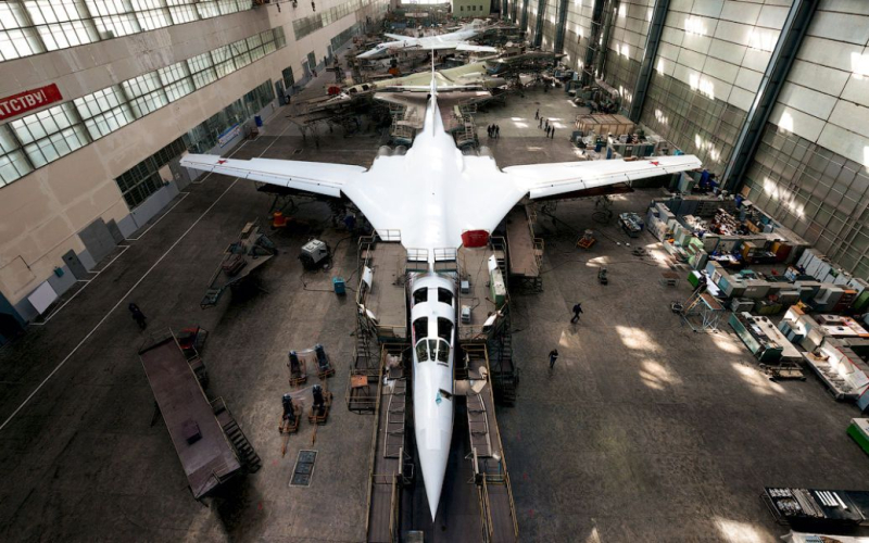 B Russland plant die Produktion von 500 Flugzeugen: Experten haben die Chancen eingeschätzt. /></p>
<p><strong>Analysten sind davon überzeugt, dass die Russische Föderation die Zielvorgaben ihres Programms nicht erreichen kann.</strong>< /p></p>
<p>Russland plant, bis 2030 insgesamt bis zu 500 Zivilflugzeuge zu produzieren, davon 70 vom Typ Tu-214 in den Anlagen von KAPO (Kazan Aviation Production Association benannt nach S. Gorbunov), die Tu-160M ​​montiert ​​Militärflugzeuge sowie Reparaturen und Modernisierungen. Tu-22M3.</p>
<p>Wie Defence Express unter Berufung auf die Schlussfolgerungen von Vertretern der amerikanischen Analyseinstitution Jamestown Foundation schreibt, wird die Russische Föderation nicht nur nicht alle 500 geplanten Zivilflugzeuge produzieren, sondern auch nicht dazu in der Lage sein um die Zielindikatoren seines Programms für die zivile Flugzeugindustrie zu erreichen, insbesondere aus folgenden Gründen:</p>
<p>„Wir können davon ausgehen, dass die russische Regierung in dieser Geschichte in Wirklichkeit am Prozess selbst interessiert ist und nicht am Endergebnis. Und dass der Plan zur Produktion von 70 Tu-214-Flugzeugen in KAPO-Werken, wo auch die Tu-160M ​​​​zusammengebaut und die Tu-22M3 repariert werden, tatsächlich eine Methode zur indirekten Stimulierung des russischen Militärs sein könnte. Industriekomplex, ebenso wie der Gesamtplan für 500 Flugzeuge bis 2030, wobei der Hauptausführende die UAC (United Aviation Corporation) sein soll.“, heißt es im Bericht von Defense Express.</p>
<p>Es wird darauf hingewiesen, dass dies vor dem Start der Fall ist Im Falle einer umfassenden Invasion mussten Unternehmen der Luftfahrtindustrie ihre Flugzeuge oder Hubschrauber an das russische Verteidigungsministerium liefern, um ihnen einen direkten Schaden zuzufügen, dessen Höhe dann durch „Quersubventionierung“ aus der Staatskasse gedeckt werden sollte. </p>
<p>Erinnern Sie sich daran, dass die Zivilluftfahrt in Russland verschwindet, weil russische Flugzeuge aufgrund der von westlichen Ländern verhängten Sanktionen nicht gewartet werden und es keine Ersatzteile dafür gibt.</p>
<h4>Ähnliche Themen :</h4>
<p>Weitere Neuigkeiten</p>
<!-- relpost-thumb-wrapper --><div class=