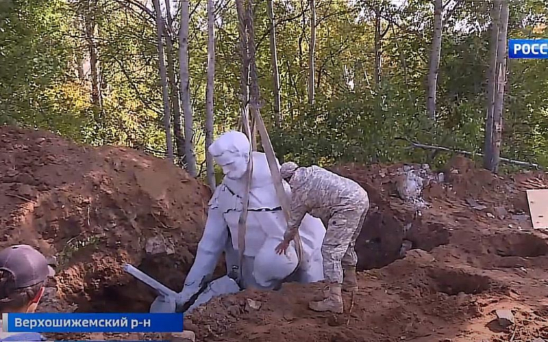 In Russland wurde ein Denkmal für den „Befreierkrieger“ ehrenvoll in einem Grab „begraben“: Foto“ /></p>
<p><strong>Für die Betonskulptur des sowjetischen Soldaten, die der örtliche Die Behörden beschlossen, sich zu ändern, und arrangierten eine prächtige „Beerdigung“.</strong></p>
<p>In der Region Kirow in der Russischen Föderation wurde während der Rekonstruktion des sowjetischen Denkmals für den „Krieger-Befreier“ beschlossen, die Skulptur zu ändern. Um das demontierte Denkmal nicht zu zerstören, wurde für ihn ein besonderes Grab ausgehoben, in dem er ehrenvoll „begraben“ wurde.</p>
<p>Der russische Oppositionelle Alexander Nevzorov berichtete dies in seinem Telegram-Kanal.</p>
<p> < p>Ihm zufolge haben die Russen während des Krieges in der Ukraine, in dem eine große Zahl von Besatzern getötet wurde, die „Angewohnheit“ entwickelt, prächtige Beerdigungen mit militärischen Ehren zu veranstalten.</p>
<p>„Alles, was nicht gut steht und schlecht lügt, wird begraben. Meine Hände jucken unerträglich danach, Kränze zu tragen und Trauergläser zu trinken. Natürlich wäre es möglich, ein altes Fahrrad, einen Sandkasten oder einen Glasbehälter feierlich beizusetzen. Aber in diesem Fall wäre die „Gewährung militärischer Ehren“ nicht ganz angemessen. Und ich möchte „mit Feuerwerk und Reden“, bemerkte Nevzorov ironisch.</p>
<p>Für den konkreten „Helden“, den die örtlichen Behörden durch eine Skulptur aus haltbarerem Fiberglas ersetzen wollten, gruben sie daneben ein riesiges Grab Das Denkmal. Mit Hilfe eines Krans wurde das Denkmal in ein Loch bewegt und mit Erde bedeckt.</p>
<p>„Wir beschlossen, das Denkmal zu begraben, da es nicht sehr gut wäre, es irgendwohin zu bringen und irgendwie zu nutzen.“ Wir werden ein Schild mit Informationen zu den Bestattungen anbringen, damit die Bewohner wissen, dass das Denkmal nicht zerstört oder zerstört wurde“, kommentierte der Leiter der örtlichen Verwaltung die Situation.</p>
<p>Erinnern Sie sich daran in der Region Pskow Die Russische Föderation errichtete auf dem Privatgelände des Mikron-Werks in der Stadt Welikije Luki ein Denkmal für den blutigen sowjetischen Diktator Josef Stalin. Das Denkmal wurde von einem örtlichen Priester geweiht.</p>
<h4>Ähnliche Themen:</h4>
<p>Weitere Nachrichten</p>
<!-- relpost-thumb-wrapper --><div class=