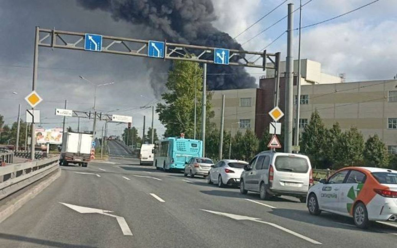 In St. Petersburg brennt ein Öldepot: Aus mehreren Bezirken ist Rauch zu sehen (Video)