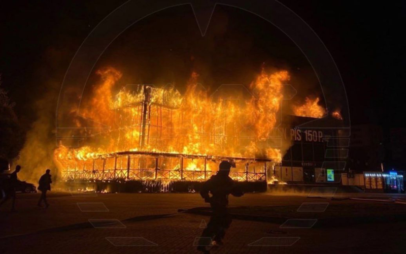 In In einem Einkaufszentrum in St. Petersburg brach ein Großbrand aus. /></p>
<p><strong>Das Feuer verschlang</strong></p>
<p>In St. Petersburg brach ein Feuer aus in einem riesigen Restaurant und Einkaufszentrum an der Kreuzung von Bukharestskaya und Glory Avenue.</p>
<p>Dies wird in sozialen Netzwerken berichtet.</p>
<p>Bilder der Szene sehen Augenzeugen zufolge ohne Übertreibung aus , wie die Hölle. Es gibt keine Informationen über die Opfer oder die Ursache des Brandes.</p>
<p>Neben der Einrichtung befanden sich in dem Gebäude auch eine Zoohandlung, ein Lebensmittelgeschäft und mehrere Einzelhandelsgeschäfte.</p>
<p> Feuerwehrleute versuchen verzweifelt, das Feuer zu bekämpfen, aber der Vorteil liegt immer noch auf der Seite des Feuers. Das russische Ministerium für Notsituationen berichtet, dass es noch keine Berichte über Verletzte gibt.</p>
<p>Die Brandfläche in St. Petersburg in der Bucharestskaja-Straße beträgt 1.000 Quadratmeter, 10 Fahrzeuge und etwa 40 Menschen sind betroffen Löschen</p>
<p>Erinnern Sie sich daran, dass frühere <strong>Explosionen in Moskau zu hören waren und in der Nähe des Ostankino-Turms ein Feuer ausbrach</strong>.</p>
<p><u><strong>Lesen Sie auch: </strong></u></p>
<h4>Verwandte Themen:</h4>
<p>Weitere Neuigkeiten</p>
<!-- relpost-thumb-wrapper --><div class=