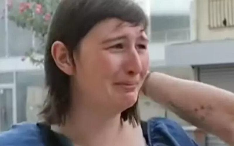 B Einer türkischen Touristin droht eine Gefängnisstrafe wegen „Diebstahls“ von Steinen - Foto“ /></p>
<p><strong>Sie sammelte sie für ihr Aquarium.</strong></p>
<p>Eine belgische Touristin droht eine Gefängnisstrafe wegen „ „Stehlen“ von Steinen in der Türkei.</p>
<p>Ladbible.com schreibt darüber.</p>
<p>Kim Mergits aus Antwerpen wurde beschuldigt, archäologische Artefakte gestohlen zu haben, nachdem sie in der Stadt Manavgat an einem Tag drei Steine ​​gestohlen hatte im Osten von Antalya.</p>
<p>Die Frau, die mit ihrem Partner Warr reiste, wurde am Flughafen angehalten, festgenommen und ihr droht nun eine hohe Geldstrafe oder eine mögliche Gefängnisstrafe.</p>
<p>Mergits nahm Berichten zufolge drei Steine ​​und packte sie in einen Koffer, um sie mit nach Hause zu nehmen mit der Absicht, sie in Ihrem Aquarium zu platzieren.</p>
<p><img decoding=