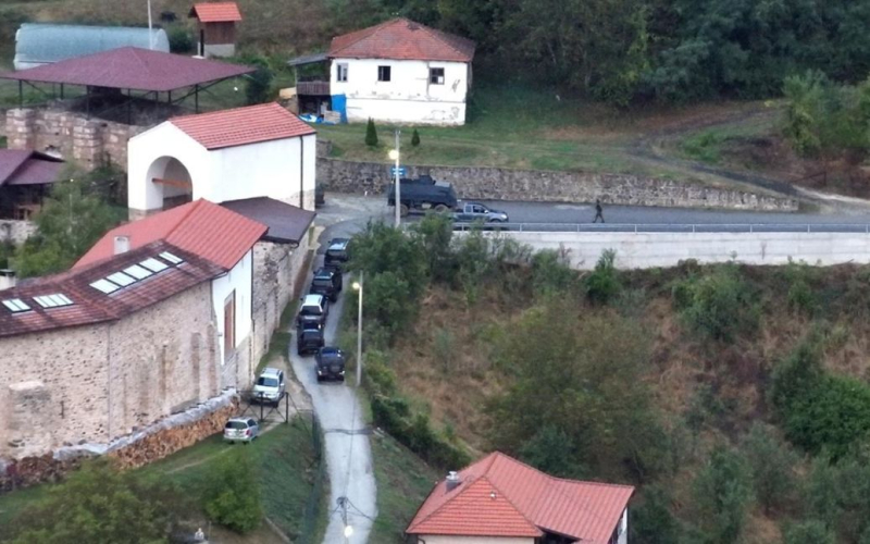 Behörden Das Kosovo hat die Kontrolle über das von bewaffneten Angreifern eroberte Kloster wiedererlangt.“ /></p>
<p><strong>Während der Schießerei wurden drei Angreifer getötet und sechs weitere Personen festgenommen.</strong></p>
<p>< p>Die Behörden des Kosovo gaben die Kontrolle über das Territorium des serbisch-orthodoxen Klosters Banska zurück, in dessen Nähe es zu einer Schlacht zwischen Polizeibeamten und bewaffneten Angreifern kam.</p>
<p>Das gab Innenminister Jelal Svekla bekannt Dies berichtet <strong>Radio Liberty</strong>.</p>
<p>„Wir haben die Kontrolle über dieses Gebiet übernommen. Dies wurde nach mehreren aufeinanderfolgenden Schlachten erreicht“, sagte er.</p>
<p>Außerdem Der Minister stellte fest, dass drei Angreifer während des Feuergefechts getötet und sechs weitere Personen festgenommen wurden.</p>
<p>Nach der Festnahme entdeckten Polizeibeamte Funkgeräte und „eine erhebliche Menge an Waffen, Munition und anderen Mitteln“. von den Angreifern.</p>
<p>Das Schicksal der anderen Angreifer ist laut einigen Informationen noch unbekannt. Sie entkamen.</p>
<p>Erinnern Sie sich daran, dass zuvor berichtet wurde, dass bewaffnete Männer in gepanzerten Fahrzeugen <strong> beschlagnahmte ein Kloster im Dorf Banska im Norden des Kosovo, in dem ethnische Serben leben.</p>
<p>Der Ministerpräsident des Kosovo, Albin Kurti, informierte über diesen Vorfall und berichtete, dass ein kosovarischer Polizist getötet worden sei </strong>.</p>
<h4>Verwandte Themen:</h4>
<p>Weitere Neuigkeiten</p>
<!-- relpost-thumb-wrapper --><div class=