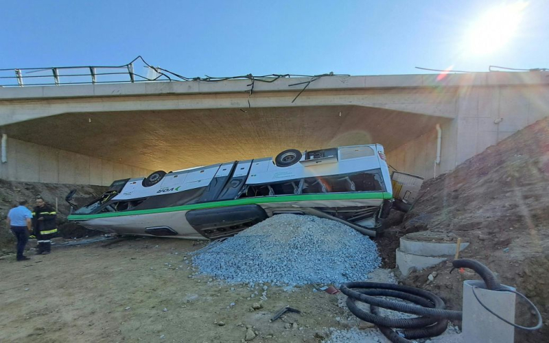 Gruselig Unfall in Österreich: Schulbus stürzte von Brücke“ /></p>
<p><strong>Die Unfallursache wird von der Polizei ermittelt.</strong></p>
<p dir=