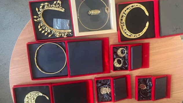 Unter den Festgenommenen im Fall des Exports von skythischem Gold aus der Ukraine – ein Vertreter von der UOC-Abgeordnete“ />< /p> </p>
<p>Fünf Bandenmitglieder, die versuchten, illegal ukrainische Artefakte zu verkaufen, wurden in Madrid festgenommen. Unter den Inhaftierten — Vertreter der UOC (MP) aus der Ukraine.</p>
<p>Dies wird vom Sicherheitsdienst der Ukraine gemeldet.</p>
<blockquote>
<p>— Im Zuge der Ermittlungen wurden den Kriminellen 11 gestohlene Goldgegenstände des Kulturerbes unseres Landes im Wert von mehr als 60 Millionen Euro beschlagnahmt. Die Rede ist von kostbaren Gegenständen aus dem 8.-4. Jahrhundert v. Chr., darunter goldene Ohrringe, ein Anhänger, Halsreifen und ein Brustschmuck, — In der Nachricht heißt es.</p>
</blockquote>
<p><img decoding=