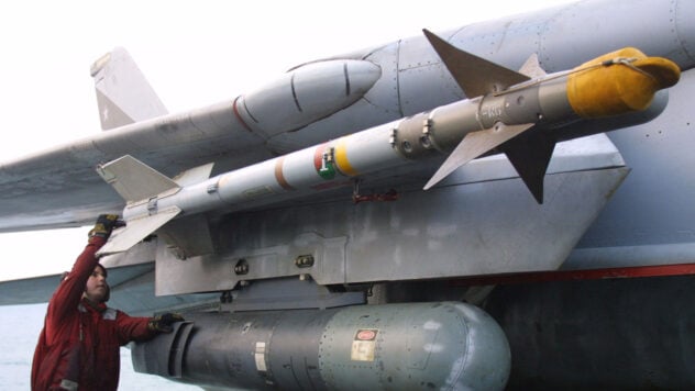 In moderne und sowjetische Flugzeuge integriert: Was ist über die AIM-9 Sidewinder-Rakete bekannt