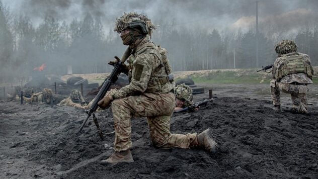 Russische Truppen versuchen zu verhindern, dass die ukrainischen Streitkräfte am linken Ufer Fuß fassen können die Region Cherson – ISW“ /></p>
<p>Russische Truppen versuchen, die ukrainischen Bemühungen zu stören, kürzlich eroberte Stellungen am östlichen (linken) Ufer der Region Cherson zu versorgen und zu stärken.</p>
<p >Das Institut für Kriegsforschung (ISW) schreibt darüber.</p>
<p>Es wurde darauf hingewiesen, dass die russische Luftwaffe am 21. Oktober berichtete, dass ukrainische Truppen, die an Bodenoperationen am Ostufer beteiligt waren, sagten, sie würden mit voller Kraft kämpfen Kontrolle von Krynki (30 km nordöstlich von Cherson und 2 km vom Dnjepr entfernt).</p>
<p>Wird derzeit beobachtet </p>
<p>Russische Verteidigungsblogger behaupteten, dass ukrainische Streitkräfte Stellungen in Krynki hielten, waren sich jedoch über die Größe dieser Stellungen nicht einig. So sagte ein Blogger, dass die ukrainischen Streitkräfte fast zwei Kilometer südlich von Krynki vorrückten. Ein anderer berichtete, dass ukrainische Streitkräfte ganz Krynki kontrollieren. Ein anderer russischer Militärkommandant sagte, dass russische Truppen die ukrainische DRG aus Stellungen am südlichen Rand des Dorfes vertrieben hätten.</p>
<p>Einem Blogger zufolge beschießen russische Truppen ukrainische Stellungen in der Nähe der Antonowski-Brücke nördlich von Oleschki (7 km südlich von Cherson und 4 km vom Dnjepr entfernt) und der Antonowski-Eisenbahnbrücke nördlich des Dorfes Poyma (10 km südöstlich von Cherson und 4 km vom Dnjepr entfernt). km vom Dnjepr entfernt). In der Nähe von Krynki und Peschanivka (12 km südöstlich von Cherson und 3 km vom Dnjepr entfernt) finden aktive Kämpfe statt, obwohl die meisten russischen Quellen angeben, dass russische Truppen hauptsächlich Flugzeuge und Artillerie einsetzen, um zu versuchen, die ukrainischen Streitkräfte aus ihren Stellungen auf der rechten Seite zu vertreiben Bank.</p>
<p>Einige russische Militärblogger behaupteten, dass die ukrainischen Streitkräfte die Verwundeten evakuierten und neue Kräfte und leichte Ausrüstung über den Dnjepr verlegten, um Stellungen am Ostufer zu unterstützen.</p>
<blockquote>
<p>& #8212; Die ukrainischen Streitkräfte sind seit Beginn der überdurchschnittlich großen Bodenoperationen in der Nacht vom 17. auf den 18. Oktober am Ostufer präsent, was darauf hindeutet, dass die ukrainischen Streitkräfte trotz der verstärkten russischen Luftfahrt in der Lage waren, die Teams, die diese Operationen durchführten, angemessen zu unterstützen und zu unterstützen Aktivität entlang des Dnjepr, — schließen ISW-Analysten.</p>
</blockquote>
<p>Zuvor berichtete der Generalstab der Streitkräfte der Ukraine, dass unsere Soldaten der Verteidigungskräfte in den letzten 24 Stunden mindestens 980 russische Eindringlinge eliminiert haben.</p>
<p> < /p></p></p>
<!-- relpost-thumb-wrapper --><div class=