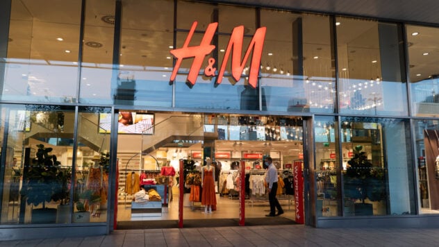 Zuerst werden sechs Geschäfte eröffnet. H&M wird bald seine Arbeit in der Ukraine wieder aufnehmen