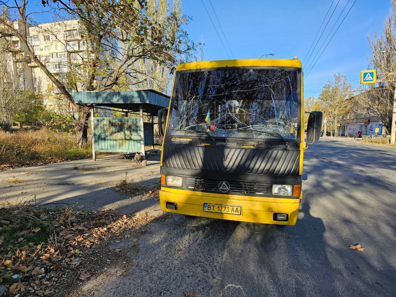 Insassen schossen auf einen Bus mit Passagieren in Cherson: vier Verletzte