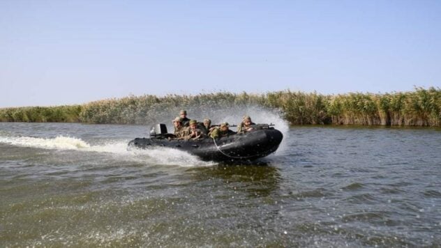 Gumenyuk zur Situation in der Region Cherson: Es ist noch zu früh, um über die Weiterentwicklung der zu sprechen Streitkräfte der Ukraine“ /></p >
<p>Das ukrainische Militär an der Südfront zerstört Artilleriestellungen und Beobachtungsposten der Invasoren auf den Dnjepr-Inseln. Es ist jedoch noch zu früh, um über den physischen Fortschritt der Streitkräfte der Ukraine zu sprechen.</p>
<p>Die Leiterin des gemeinsamen Koordinierungspressezentrums der südlichen Verteidigungskräfte, Natalya Gumenyuk, äußerte sich darüber im Radio des United News-Telethons.</p>
<blockquote>
<p>„Wir verlegen die Artillerielinie zurück.“ Dabei werden Schusspositionen und Geschütze zerstört, Beobachtungsposten zerstört, die der Feind auf den Inseln (Dnjepr —<strong>Ed</strong>) zu stationieren versucht, — Gumenyuk betonte.</p>
</blockquote>
<p>Ihrer Meinung nach war es dank dieser Arbeit möglich, einen „7 Kilometer langen Streifen“ sicherzustellen, an den die Besatzungsartillerie nicht herankommen kann.</p>
<p>Jetzt sind sie es suchen < p>Gumenjuk stellte klar, dass die Zerstörung von Artilleriestellungen wichtig für den Abzug der russischen Truppen sei. Denn wenn der Feind seine Waffen verliert, hat er keine Gelegenheit zum Angriff.</p>
<p>– Aber er hat immer noch das Potenzial, dass er aus den hinteren Bereichen heranziehen kann, — fügte der Redner hinzu.</p>
<p>Deshalb dringen die ukrainischen Verteidigungskräfte tiefer in den Rücken der Besatzer ein und zerstören ihre Feldversorgungspunkte, „die sie in großer Zahl aufstellen, um sich nicht an einem Ort zu konzentrieren.“ und nicht gleichzeitig verlieren&# 8221;.</p>
<p>„Wenn es viele solcher Punkte gibt, werden wir viel Arbeit haben“, sagte Gumenjuk.</p>
<p>Der Redner betonte, dass die ukrainischen Truppen im Süden versuchen, ihre Operationen auf verschiedene Weise so effizient wie möglich durchzuführen für die Bereiche, in denen es angemessen ist”. Gleichzeitig ist es noch zu früh, über körperliche oder geografische Weiterentwicklung zu sprechen.</p>
<p>Möchten Sie entspannen? Kommen Sie zu Facti.GAMES! </p>
<blockquote>
<p>– Sie müssen sich darüber im Klaren sein, dass dies sehr gefährlich sein kann. Eine Frontlinie wie der Dnjepr ist ein sehr schwieriges Gebiet. Daher sollten die Aktionen der Verteidigungskräfte jetzt nicht diskutiert werden; es lohnt sich, auf Erfolg und Konsolidierung zu warten, — erklärte Gumenyuk.</p>
</blockquote>
<p>Kürzlich berichteten Analysten des American Institute for the Study of War (ISW), dass das ukrainische Militär angeblich am linken Ufer der Region Cherson gelandet sei und einen Teil davon festhielt die Straße, die mehrere Siedlungen verbindet.</p>
<p> < p>Nach Angaben des britischen Geheimdienstes könnte der entscheidende Faktor bei den Kämpfen entlang der Ufer des Dnjepr die Fähigkeit der Parteien sein, präzises und intensives Artilleriefeuer abzufeuern.</p ></p>
</p></p>
<!-- relpost-thumb-wrapper --><div class=