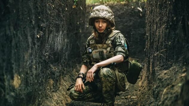 Die Zahl der Frauen in den Reihen der Streitkräfte der Ukraine ist seitdem um 40 % gestiegen 2021 – Verteidigungsministerium“ />< /p> </p>
<p>Im Vergleich zu 2021 ist die Zahl des weiblichen Militärpersonals der Streitkräfte der Ukraine um <strong>40 % gestiegen.</strong></p>
<p >Dies wird vom <b></b>Verteidigungsministerium der Ukraine gemeldet. </p>
<p>Insbesondere innerhalb von zwei Jahren stieg die Zahl der Frauen in der Armee um 12.000 — Derzeit dienen fast 43.000 Militärangehörige.</p>
<p>Jetzt beobachten </p>
<h3>Was hat sich in Sachen Gleichberechtigung bereits geändert?</h3>
<p>Das Verteidigungsministerium hat alle Beschränkungen für den Zugang von Militärpersonal zu allen Positionen aufgehoben.</p>
<blockquote>
<p>— Konnten Frauen früher vor allem Positionen in medizinischen Berufen, Kommunikationsspezialisten, Buchhalterinnen, Büroangestellten und Köchinnen bekleiden, so sind es heute — Eine Frau in der Armee kann Fahrerin, Granatwerferin, stellvertretende Kommandeurin einer Aufklärungsgruppe, Kommandantin eines Infanterie-Kampffahrzeugs, Mechanikerin, Maschinengewehrschützin, Scharfschützin usw. sein, — heißt es in der Nachricht.</p>
</blockquote>
<p>Außerdem wurden Militärdienstverträge früher von Frauen im Alter von 18 bis 40 Jahren abgeschlossen, während für Männer keine solche Einschränkung galt. Neu können Vertreter beider Geschlechter im Alter von 18 bis 60 Jahren Vertragssoldaten werden.</p>
<p>Beim <strong>Mutterschaftsurlaub</strong> wird die im ärztlichen Gutachten ermittelte Dauer auf die Dienstzeit angerechnet in einem militärischen Dienstgrad.</strong> p> </p>
<p>Darüber hinaus erhielten Frauen die Möglichkeit, eine militärische Ausbildung auf allen Ebenen zu erhalten. Erstens erlaubt die Regierung der Ukraine seit 2019 Mädchen, militärische Lyzeen zu besuchen, und zweitens haben Frauen, die sich in Zukunft als Offiziere der Streitkräfte der Ukraine sehen, Zugang zu allen Ebenen der militärischen Ausbildung. Sie dürfen die gleichen Fachgebiete wie Männer erlernen und anschließend in einem breiten Spektrum von Positionen tätig sein.</p>
<p>Außerdem wurde eine systematische Arbeit zur Verbesserung des Kompetenzniveaus organisiert</strong>Personal, um gleiche Rechte und Chancen für Frauen und Männer sicherzustellen.</p>
<p>— Bisher fanden keine Schulungen, Seminare, Treffen, Bildungsprogramme oder Runde Tische unter Beteiligung internationaler Organisationen, Experten und Spezialisten zu Fragen der Gleichberechtigung der ukrainischen Truppen statt. Jetzt — Diese Arbeit findet ständig in allen Militäreinheiten statt, — informiert die Abteilung.</p>
<p>Darüber hinaus werden Gleichstellungsaspekte bei der Erarbeitung von Regelungen berücksichtigt. Alle von der Städtischen Bildungseinrichtung erstellten Dokumente werden einer Geschlechterprüfung unterzogen.</p>
<p>Weitere Maßnahmen wurden durchgeführt, insbesondere:</p>
<ul>
<li>Zusätzliche Wohnplätze wurden bereitgestellt,</li>
<li>Latrinen wurden bereitgestellt, um angemessene Bedingungen für den Dienst weiblicher Militärangehöriger zu schaffen,</li>
<li>Militäruniformen für Frauen wurden genäht.</li>
</ul>
<p>Außerdem jeder Kommandant der Truppengattungen erhielten einen hauptamtlichen Berater. Darüber hinaus wurde im System des Verteidigungsministeriums und der Streitkräfte der Ukraine die Funktion eines freiberuflichen Beraters für Geschlechterfragen eingeführt — das sind 81 freiberufliche und 74 — auf freiwilliger Basis.</p>
<p>— Es wird regelmäßig an Maßnahmen zur Prävention sexueller Belästigung und anderer Menschenrechtsverletzungen gearbeitet. Insbesondere Fälle geschlechtsspezifischer, auch häuslicher Gewalt und Diskriminierung am Arbeitsplatz. Es wurde eine Zusammenarbeit mit internationalen Partnern etabliert: den UN Women in der Ukraine, der OSZE, der NATO-Struktur sowie mit nationalen öffentlichen Organisationen, — dem Verteidigungsministerium hinzugefügt.</p>
</p></p>
<!-- relpost-thumb-wrapper --><div class=