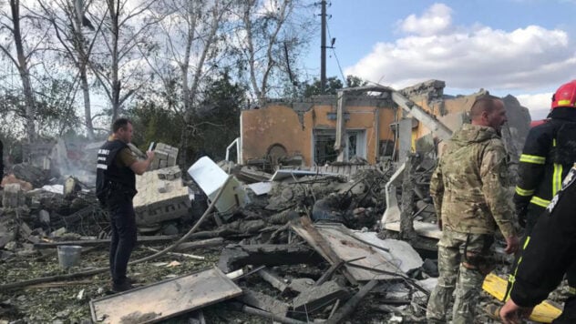 Eine Beerdigung fand nach der Umbettung eines Kämpfers der ukrainischen Streitkräfte statt: während eines Angriffs auf die Im Dorf Groza wurden der Sohn und die Witwe eines Militärangehörigen getötet.“ /></p>
<p>In dem Moment, als die Russische Föderation ein Café im Dorf Groza, Bezirk Kupyansky, Gebiet Charkow, bombardierte, kam es zu einer Totenwache fand dort anlässlich der Umbettung eines ukrainischen Soldaten statt.</p>
<p>Dies teilte der Pressesprecher der regionalen Staatsanwaltschaft <strong>Dmitri Tschubenko</strong></p>
<blockquote><p>< mit p>— Die Beerdigung stand im Zusammenhang mit der Umbettung eines verstorbenen ukrainischen Militärs. Zuvor wurde er im Dnjepr begraben, und seine Verwandten wollten eine Umbettung in dem Dorf, aus dem er stammte. Die Beerdigung wurde von der Familie des verstorbenen Militärangehörigen, nämlich seinem Sohn und seiner Frau, organisiert. Der Sohn des Umgebetteten war ebenfalls Militär. Der Sohn war zusammen mit seiner Frau und seiner Mutter in einem Café und starb an den Folgen eines Raketeneinschlags, — sagte er.</p>
</blockquote>
<p>Erinnern Sie sich daran, dass russische Truppen am Donnerstag, dem 5. Oktober <b></b> das Dorf Groza (Bezirk Kupjanski, Gebiet Charkow) beschossen haben. Es ist bekannt, dass etwa 55 Menschen gestorben sind, darunter ein Kind. In der Region wurde eine dreitägige Staatstrauer ausgerufen.</p>
<p>Jetzt ansehen </p>
</p></p>
<!-- relpost-thumb-wrapper --><div class=