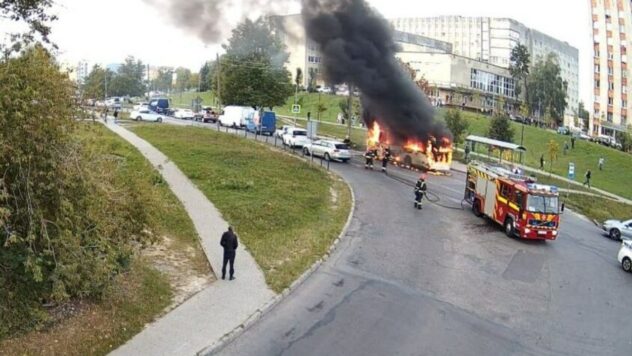 Der Bus brannte bis auf die Grundmauern nieder: Ein Kleinbus fing an einer Haltestelle in Lemberg Feuer