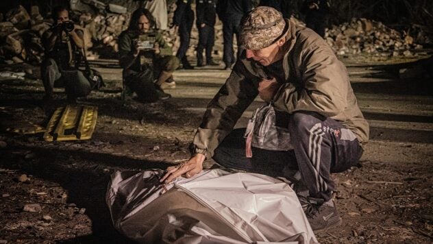 Es gibt ein Haus, in dem fünf Särge auf einmal stehen werden: Wie sich die Bewohner des Dorfes Groza von dem russischen Terroranschlag erholen Es gibt ein Haus, in dem fünf Särge gleichzeitig stehen werden: wie Bewohner des Dorfes Groza erholt sich von einem russischen Terroranschlag“/></p>
<p>Bewohner des Dorfes Groza im Bezirk Kupyansky in der Region Charkow erholen sich von einem russischen Terroranschlag auf ein Lebensmittelunternehmen, bei dem 52 Bewohner getötet wurden Ortschaft.</p>
<p>In einem Bericht von Radio Liberty reagieren die Einwohner von Groza emotional auf den russischen Raketenangriff.</p>
<p>— Ihr Arschlöcher, ihr Schlampen! Damit du in der fünften Generation verflucht bleibst. Und diejenigen, die Kanoniere sind, sind „Kellner“, — Ein Bewohner des Dorfes Groza namens <strong>Lyubov</strong> flucht.</p>
<p>Jetzt beobachten sie </p>
<p>Sie sagt, dass ihre Schwester Anna infolge eines Raketenangriffs gestorben sei.</p>
<p >— Fünf unserer Cousins und Brüder sind gestorben. Alle, die gegangen sind, um unseren Nachbarn Andrey zu ehren. Ich weiß nicht, was ich sagen soll, so eine Trauer! Du kannst nichts tun, es kommt nicht zurück. Warum sollte es eine solche Sünde sein, solche Raketen auf Zivilisten zu werfen? — sagt sie.</p>
<h3>Sie begruben den Verteidiger der Ukraine Andrey</h3>
<p>Die Anwohnerin <strong>Olga</strong> sagt, dass der russische Raketenangriff von einem Soldaten namens <strong> durchgeführt wurde Andrey wurde geehrt </strong>, vor dem sein Sohn und seine Frau kamen, um zu grüßen.</p>
<blockquote>
<p>— So haben wir uns an Andryushka erinnert und ihn begraben. Als der Krieg begann, kam er mit seinem Sohn aus Polen. Und sie meldeten sich sofort als Freiwillige. Aber Andryushka starb leider fast sofort — im März 2022. Wir waren unter Besatzung, deshalb wurde er in der Region Dnepropetrowsk begraben. Und das war eine Umbettung. Eine Frau kam mit ihrer Tochter und ihrem Sohn aus Polen an. Der Sohn, ebenfalls Militär, <strong>Deniska</strong>, ist leider ebenfalls verstorben, — Olga sagt.</p>
</blockquote>
<p>In einer anderen Panteleev-Familie, sagt Olga, starben eine Mutter, ein Vater, eine Großmutter, ein Großvater und vier Kinder durch den Aufprall.</p>
<p>— Wir haben ein Haus, dort werden fünf Särge gleichzeitig stehen: Großmutter, Großvater, ihre Tochter, Schwiegertochter und Kupplerinnen… Alle werden da sein, es wird niemand da sein, — sagt die Frau.</p>
<p><iframe Loading=