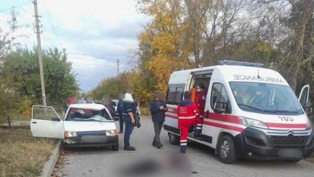 In der Nähe von Kiew fuhr ein betrunkener Fahrer mit einer Großmutter und einem sechsjährigen Enkel gegen ein Fahrrad , eine Frau starb“ /> </p>
<p>In der Region Kiew, im Dorf Tsibli, Bezirk Boryspil der Region, ereignete sich am 23. Oktober gegen 16:50 Uhr ein tödlicher Unfall — Der Fahrer eines Autos auf einer der Straßen prallte gegen ein Fahrrad, auf dem eine 75-jährige Frau mit ihrem sechsjährigen Enkel fuhr.</p>
<p>Der Anwohner starb noch an Ort und Stelle Das Kind wurde mit Verletzungen ins Krankenhaus eingeliefert.</p>
<p> Nach vorläufigen Angaben fuhr der 34-jährige Fahrer betrunken.</p>
<p>Jetzt beobachten </p>
<p>Er wurde von der Polizei festgenommen. Jetzt befindet er sich in einer vorübergehenden Haftanstalt.</p>
<p>Die Ermittlungsabteilung der Polizei der Region Kiew leitete eine vorgerichtliche Untersuchung gemäß Teil 3 des Artikels ein. 286-1 Strafgesetzbuch (Verstoß gegen Verkehrssicherheitsvorschriften oder Betreiben von Verkehrsmitteln durch Personen, die unter Alkoholeinfluss fahren).</p>
<p><img decoding=