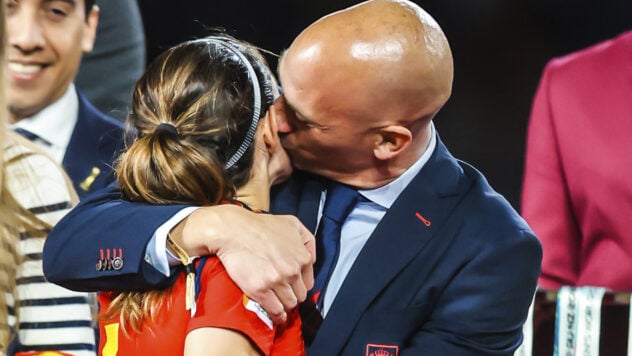 Die FIFA hat Luis Rubiales für drei Jahre gesperrt, weil er im WM-Finale einen Fußballspieler geküsst hatte