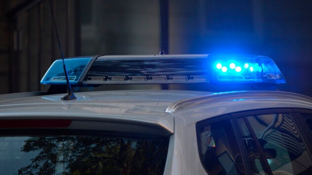 Sie nahmen Essen und 700 Griwna mit. In Lemberg schlugen zwei Männer einen 78-Jährigen Frau, sie starb im Krankenhaus“ /></p>
<p>In Lemberg griffen zwei Männer eine 78-jährige Frau an. Die Rentnerin starb im Krankenhaus an ihren Verletzungen.</p>
<p>Dies wurde von der Landespolizeibehörde der Region Lemberg gemeldet.</p>
<p>Der Vorfall ereignete sich am Abend des 9. Oktober auf dem Territorium eines der Lemberger Bildungseinrichtungen in der Pid-Goloskom-Straße.</p>
<p>Wird gerade beobachtet </p>
<p>Die Polizei erhielt eine Nachricht von Ärzten über einen 78-jährigen Patienten, einen Einwohner von Lemberg, bei dem insbesondere eine offene Erkrankung diagnostiziert wurde Schädel-Hirn-Verletzung. Die Frau starb anschließend im Krankenhaus.</p>
<p>Wie Polizeibeamte feststellten, war die Frau gerade auf dem Heimweg von ihrer Datscha, als sie unerwartet von zwei Eindringlingen angegriffen wurde. Einer von ihnen versetzte ihr mit einem Metallstab zahlreiche Schläge auf den Kopf, wodurch das Opfer das Bewusstsein verlor. Dann nahmen die Angreifer dem Rentner eine Tüte Lebensmittel und 700 Griwna ab und verschwanden.</p>
<p>Die verletzte Frau wurde später von Passanten entdeckt und ein Krankenwagen wurde zum Tatort gerufen.</p>
<p> Nach der Untersuchung der Aufzeichnungen von Überwachungskameras stellten die Polizeibeamten fest, dass zwei Einwohner der Region Transkarpatien im Alter von 30 und 43 Jahren an dem Verbrechen beteiligt waren und festgenommen wurden.</p>
<p><img decoding=