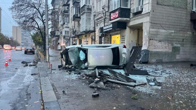 Unfall im Zentrum von Kiew: Toyota überrollte zwei Menschen an einer Bushaltestelle und überschlug sich