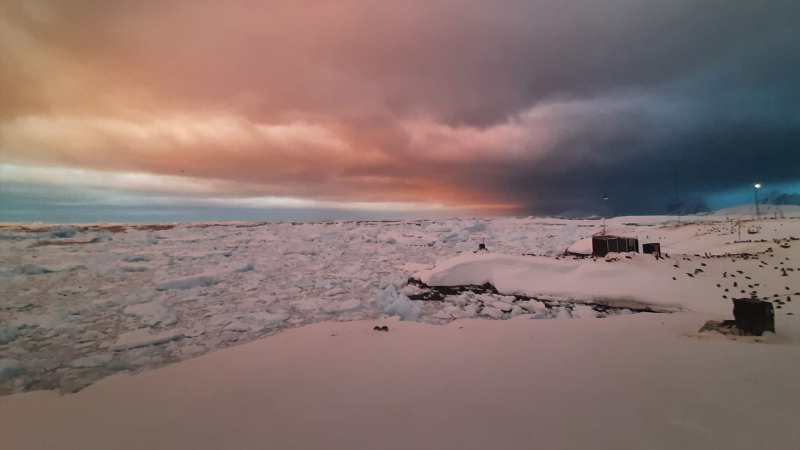 Blaubeerrosa Morgendämmerung : Ukrainische Polarforscher zeigten unglaubliche Fotos der Antarktis“ /></p>
<p>Morgendämmerung in der Antarktis/Alexander Milashevsky</p>
<p _ngcontent-sc94 class=