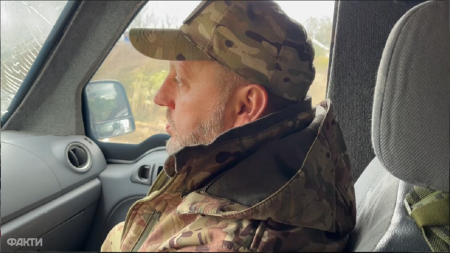 Seit dem Frühjahr liegen Menschen unter den Trümmern: Der Leiter des Avdiivka MBA sprach darüber Situation in der Stadt“ />< /p> </p>
<p>In der Stadt Avdeevka, Gebiet Donezk, ist die Zahl der feindlichen Artillerie- und Raketenangriffe seit dem dritten Tag zurückgegangen. Die Besatzer greifen jedoch weiterhin die Stellungen unserer Verteidiger an.</p>
<p>Der Vorsitzende der Avdeevka MVA Vitaly Barabash erzählte dem Journalisten von ICTV Facts davon.</p>
<p>Ihm zufolge, obwohl der Beschuss Die Zahl der Stellungen nimmt nicht ab, die Russen haben begonnen, den Sturm zu verringern. Dies wird von unserem Militär bestätigt.</p>
<p>Sie beobachten jetzt </p>
<p>Vitaly Barabash sagte, dass es seit mindestens acht Monaten kein einziges Haus in der Stadt gebe, das nicht unter Beschuss geraten sei. Es gibt einige mit unterschiedlichem Schadensgrad oder zerstörte, die nicht wiederhergestellt werden können – sie müssen wieder aufgebaut werden.</p>
<p>In Avdeevka gibt es nicht viele mehrstöckige Gebäude – etwa 20 % des gesamten Wohnungsbestands. Und selbst dann sind sie größtenteils fünfstöckig, es gibt nur ein 14-stöckiges Gebäude. Wenn wir es mit Bachmut vergleichen, gibt es dort viel mehr Hochhäuser.</p>
</p>
<p>In Avdievka gibt es fast 5.000 Privathäuser, davon nur 225 fünfstöckige.< /p> </p>
<p>Was zivile Opfer betrifft, so liegen seit Beginn der Eskalation am 10. Oktober immer noch vier Menschen unter den Trümmern. Es ist einfach nicht möglich, die Menschen zu erreichen, weil es in der Stadt keine Retter gibt. Und dort ist es notwendig, spezielle Ausrüstung zu verwenden, bemerkt Vitaly Barabash.</p>
<blockquote>
<p>— Nun, die Ziegel wurden abgebaut. Und wenn sie die Bodenplatten erreichen, können sie ohne spezielle Ausrüstung einfach nicht mehr bewegt werden. Und es ist auch unmöglich, mit Fahrzeugen in die Stadt zu fahren – die Straßen stehen ständig unter Beschuss. Wenn das Wetter es zulässt, starten sie (die Russen) Orlans (Aufklärungsdrohnen) und sehen Bewegung. „Dieser Pkw kann schnell fahren, aber Spezialausrüstung fährt langsam, daher ist er ein gutes Ziel für den Feind“, bemerkte der Leiter des MBA.</p>
</blockquote>
<p>Darüber hinaus sind seit dem Frühjahr drei Personen dabei sind nach russischen Luftangriffen unter den Trümmern geblieben. Leider kann diesen Menschen nicht mehr geholfen werden, und sie haben beschlossen, die Retter nicht in Gefahr zu bringen, sagte Vitaly Barabash.</p>
<blockquote>
<p> – Wenn es etwas ruhiger ist, dann natürlich Räumen Sie die Trümmer weg, um diese Menschen einfach auf menschenwürdige Weise zu begraben“, sagte der Leiter des Avdeevka MBA.</p>
</blockquote>
</p></p>
<!-- relpost-thumb-wrapper --><div class=