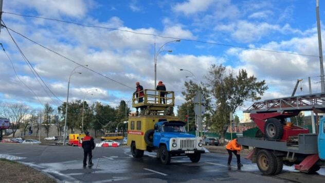 Auf Obolon in Kiew hat ein Kran das Kontaktnetz der Oberleitungsbusse unterbrochen – es kam zu Verkehrsstörungen geändert