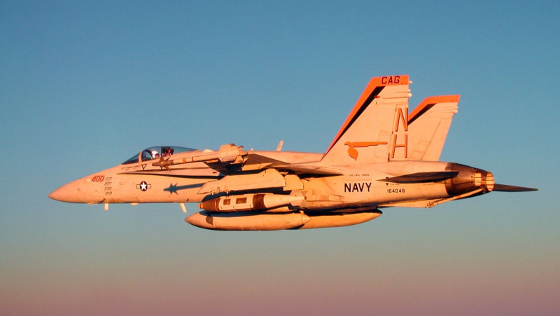 Integriert mit modernen und sowjetischen Flugzeugen: Was ist über die AIM-9 Sidewinder-Rakete bekannt Rakete AIM-9 Sidewinder/Getty Images</em></p>
<p>Die AIM-9-Rakete weist viele Modifikationen auf, darunter:</p>
<ul>
<li>Option AIM-9 A/B — Es verwendet einen 4,5 kg schweren Sprengkopf. Mit diesen Raketen können manövrierunfähige Ziele in einer Entfernung von 900 m bis 4,8 km zerstört werden.</li>
<li>AIM-9С — semiaktive Radar-Zielsuchversion der Rakete.</li>
<li>AIM-9D — hier wurden Geschwindigkeit und Reichweite auf 18 km erhöht.</li>
<li>AIM-9E — die erste Version, die speziell von der US Air Force entwickelt wurde. Dies ist eine verbesserte Version des AIM-9D mit neuer thermoelektrischer (Peltier-)Kühlung und erhöhter Tracking-Geschwindigkeit.</li>
<li>AIM-9F — Europäische Entwicklung der AIM-9D, von der 15.000 von Bodensee Gerätetechnik (BGT) in Deutschland entworfen wurden.</li>
<li>Eine weitere Option für die Marine war die AIM-9G-Rakete, eine verbesserte Version der AIM-9D .</li >
<li>Um die Zuverlässigkeit des AIM-9G zu verbessern, hat die Marine das AIM-9h entwickelt. Der Hauptunterschied zur G-Version bestand in der Festkörperelektronik im Leit- und Steuerungssystem.</li>
<li>Laut Defense Express können die AIM-9X Block II-Versionen Ziele in einer Entfernung von bis zu 40 km zerstören — Ein solcher Indikator wird nicht ausreichen, um davon auszugehen, dass es sich um eine Rakete handelt, die aktiv russische Flugzeuge abschießt, aber gleichzeitig wird die Rakete eine hervorragende Waffe gegen russische Raketen und Kamikaze-Drohnen vom Typ Shahed sein.</li>
</ul>
<h3>AIM Features- 9 und Expertenmeinung</h3>
<p><img decoding=